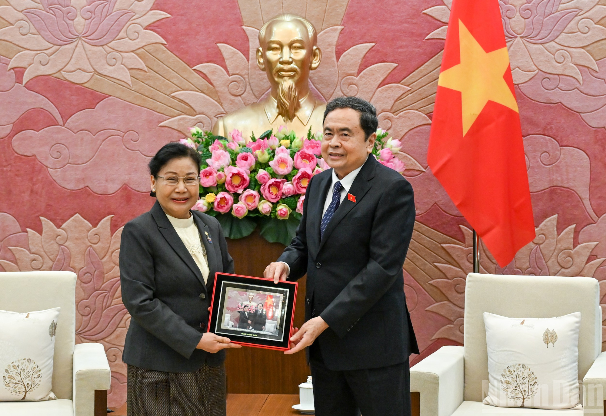 Chủ tịch Quốc hội Trần Thanh Mẫn trao quà lưu niệm tặng Chánh án Tòa án nhân dân tối cao Lào Vienthong Siphandone. (Ảnh: DUY LINH) ndo_br_bnd-3766.jpg