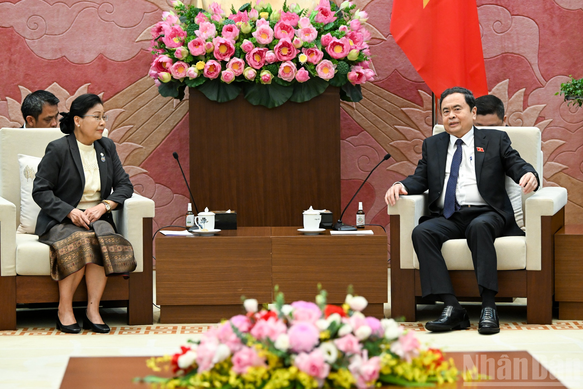 Chủ tịch Quốc hội Trần Thanh Mẫn tiếp Chánh án Tòa án nhân dân tối cao Lào Vienthong Siphandone. (Ảnh: DUY LINH) ndo_br_bnd-3719.jpg