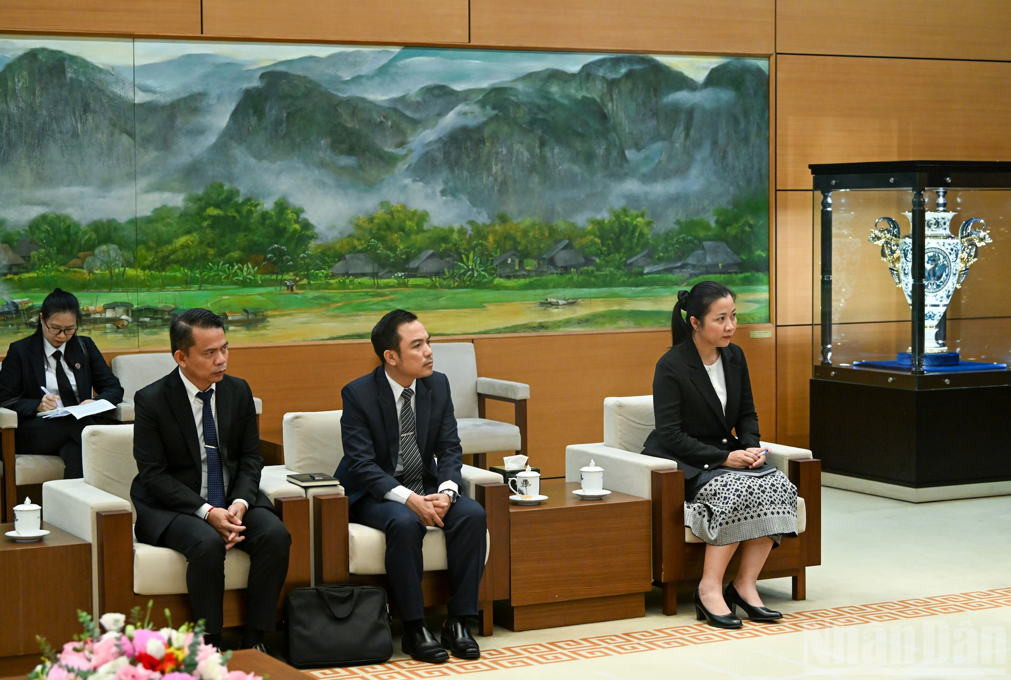 Các đại biểu Tòa án nhân dân tối cao Lào dự buổi tiếp. (Ảnh: DUY LINH) ndo_br_bnd-3747.jpg