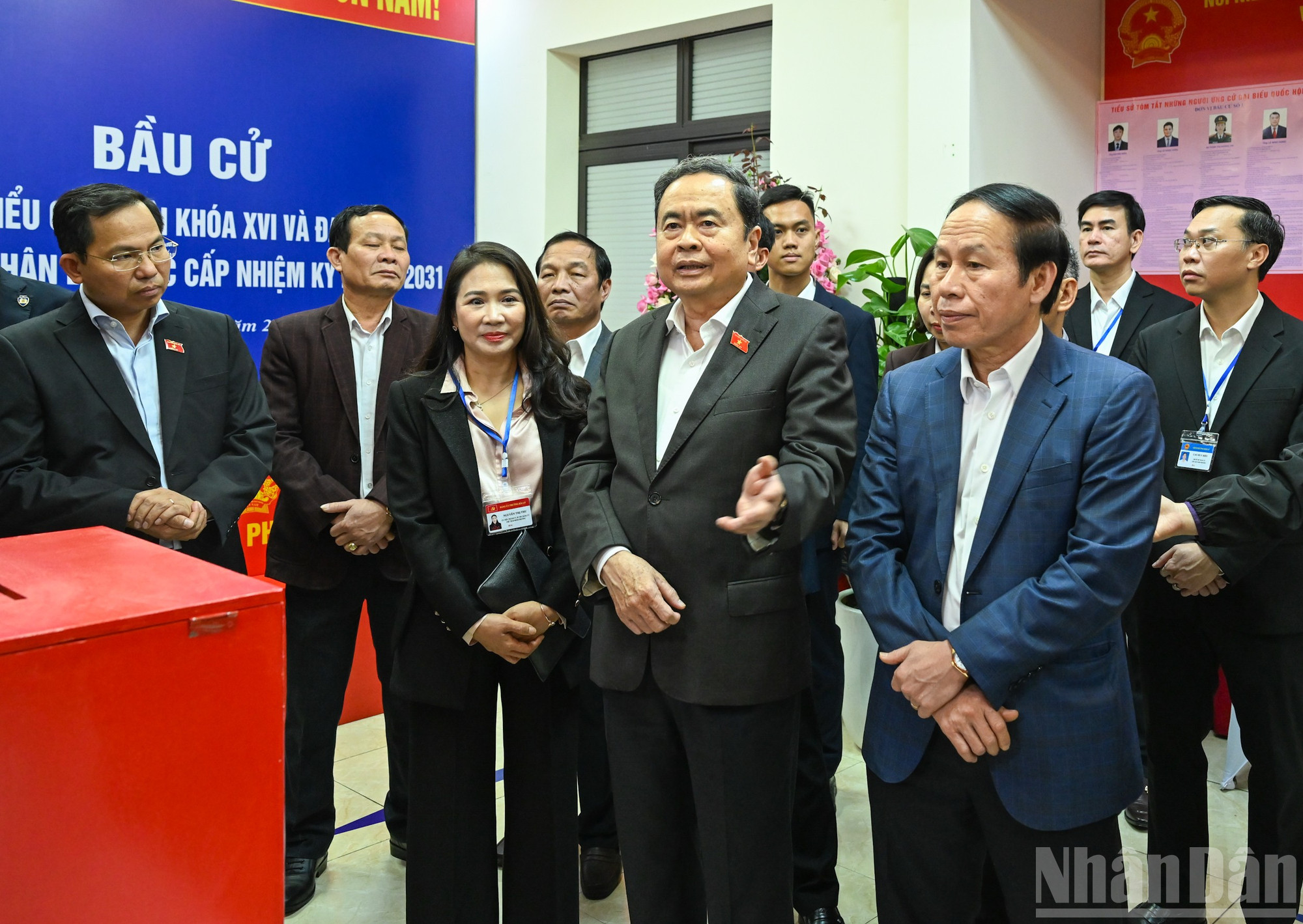 Chủ tịch Quốc hội Trần Thanh Mẫn, Chủ tịch Hội đồng Bầu cử Quốc gia kiểm tra công tác bầu cử tại phường Hải An, thành phố Hải Phòng. (Ảnh: DUY LINH) 