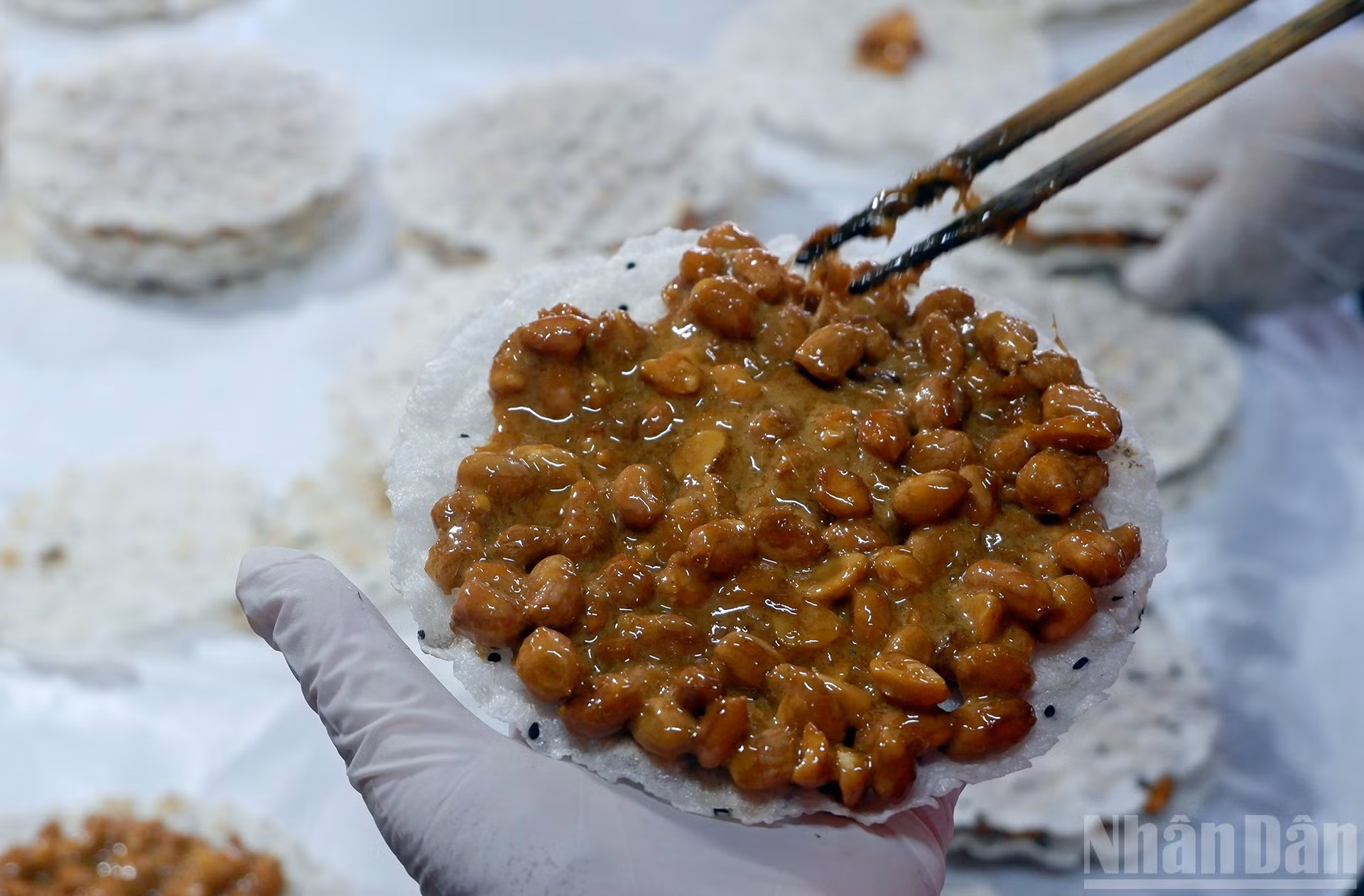 Lạc mẩy, gừng thơm, mật sánh, bánh đa giòn, từng thành phần hội tụ theo công thức gia truyền và bàn tay người nghệ nhân, cho ra những miếng kẹo cu đơ đậm đà, in sâu trong ký ức người thưởng thức.