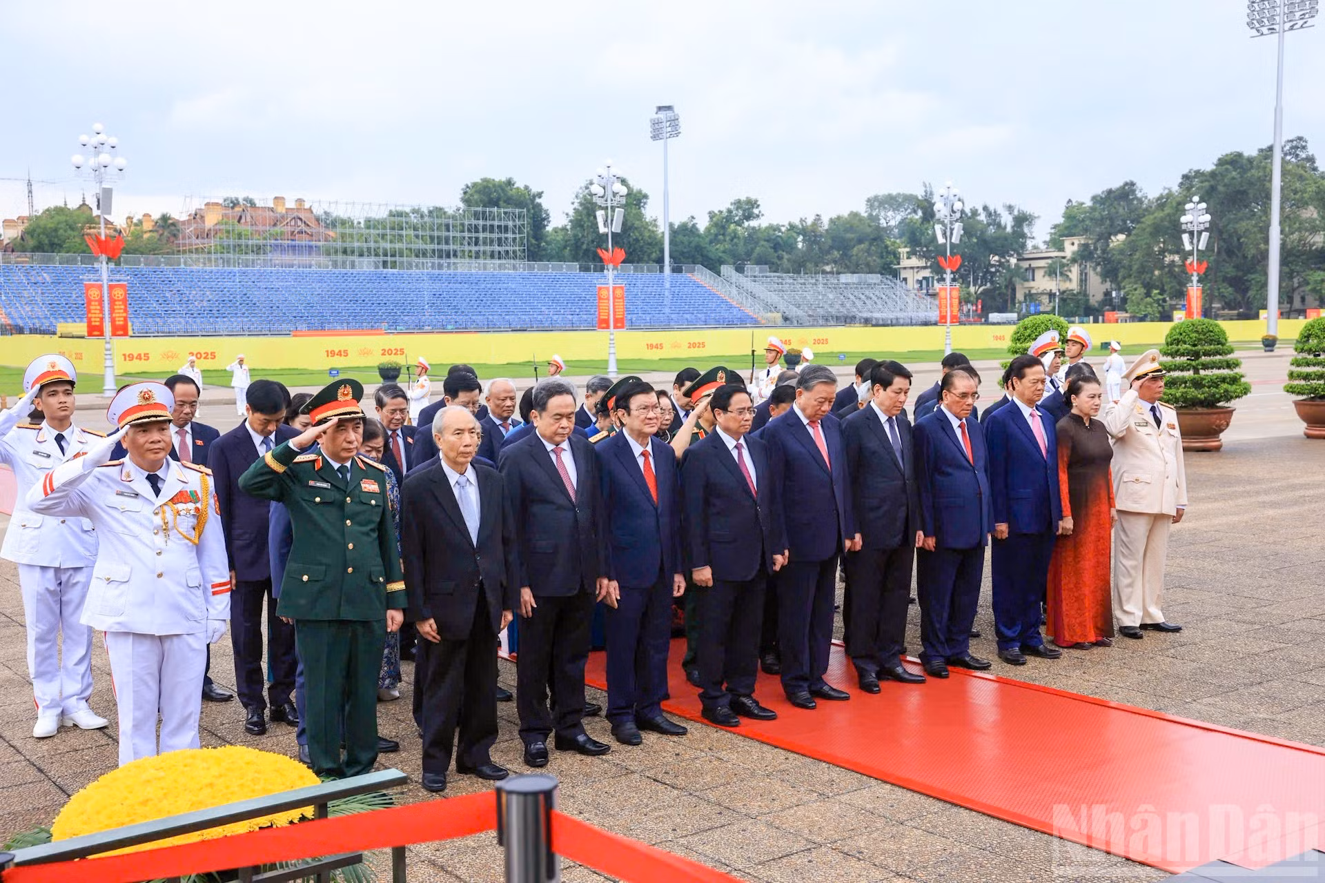 Các đồng chí lãnh đạo, nguyên lãnh đạo Đảng, Nhà nước thành kính tưởng nhớ Chủ tịch Hồ Chí Minh.