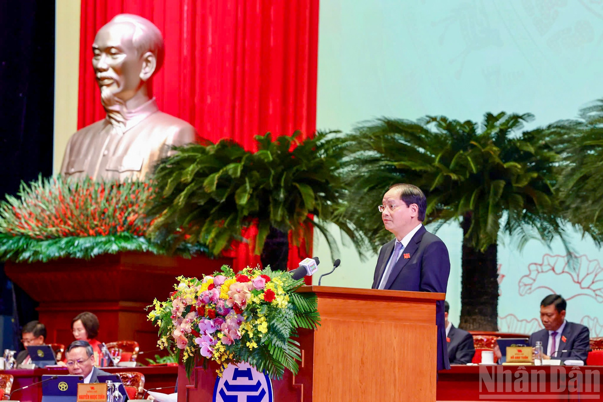 Trưởng ban Tuyên giáo và Dân vận Thành ủy Hà Nội Nguyễn Doãn Toản báo cáo tại Đại hội. ndo_br_img-0800.jpg