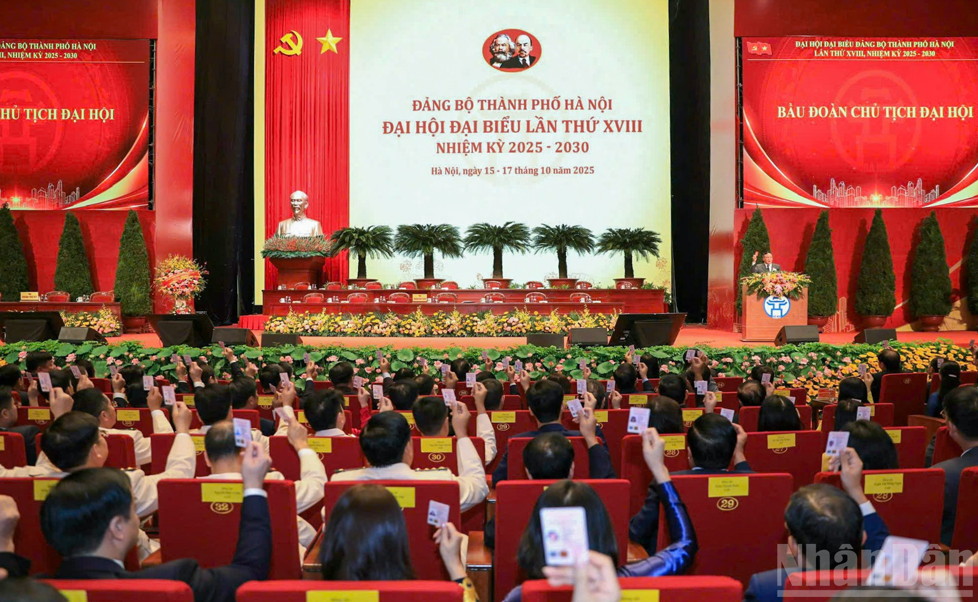 Các đại biểu biểu quyết bầu Đoàn Chủ tịch Đại hội. ndo_br_img-0804.jpg