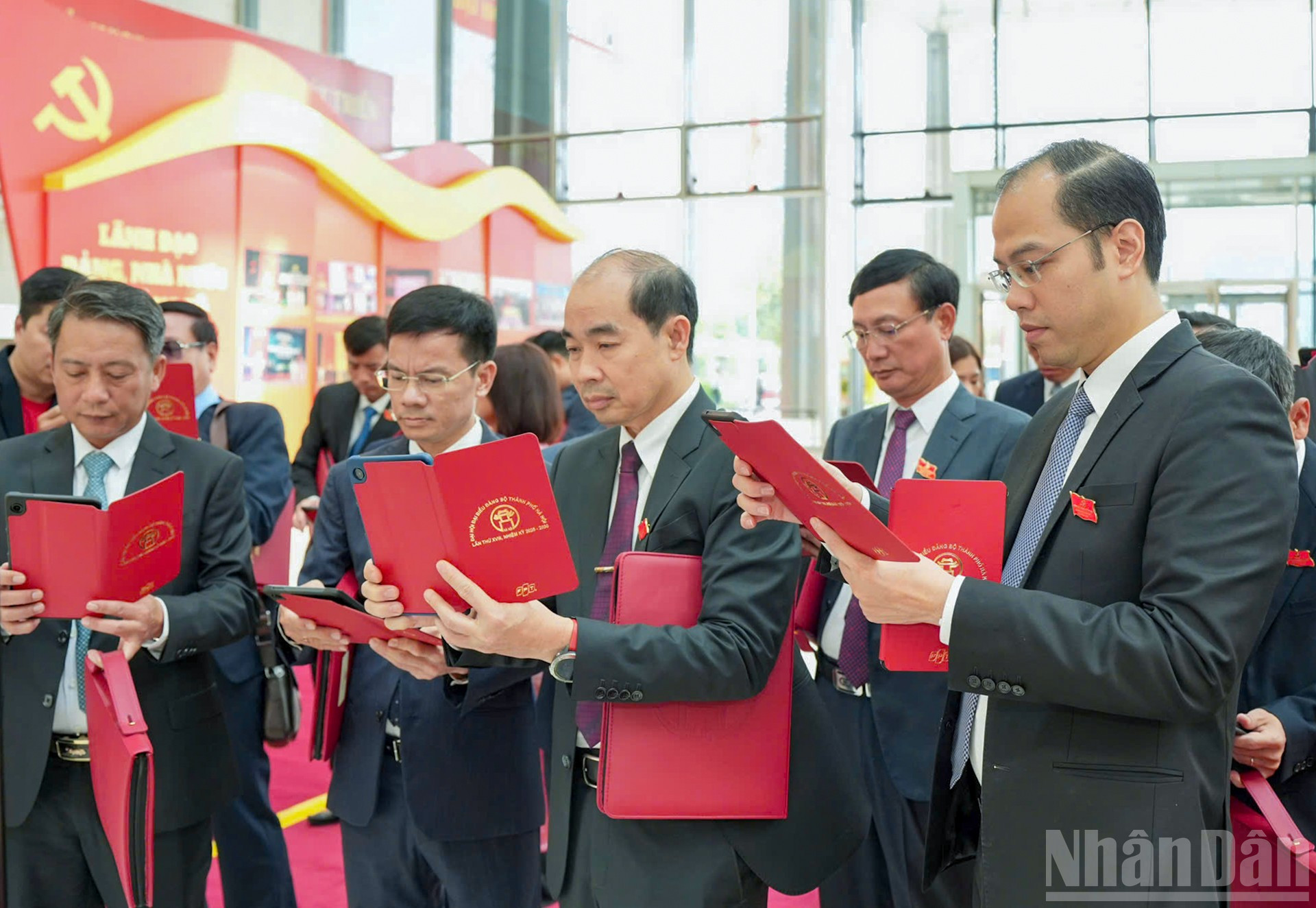 Trước khi vào Đại hội, các đại biểu kiểm tra thông tin Đại hội bằng cách quét mã QR. ndo_br_img-0802.jpg