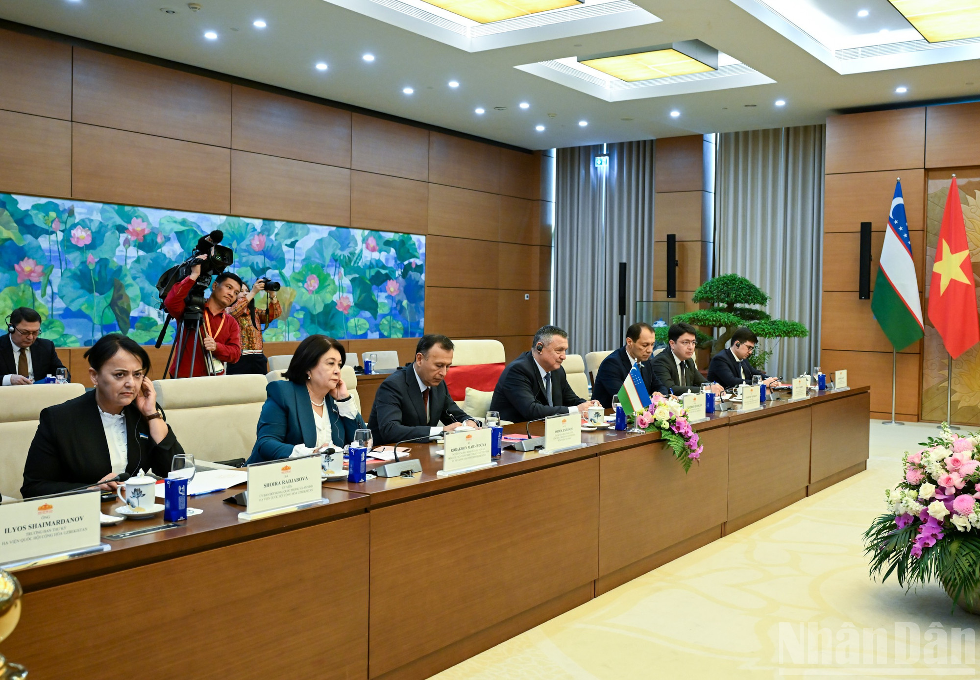 Chủ tịch Hạ viện Uzbekistan Nuriddin Ismoilov và các đại biểu Quốc hội Uzbekistan tại cuộc tiếp. (Ảnh: DUY LINH) ndo_br_bnd-2666.jpg