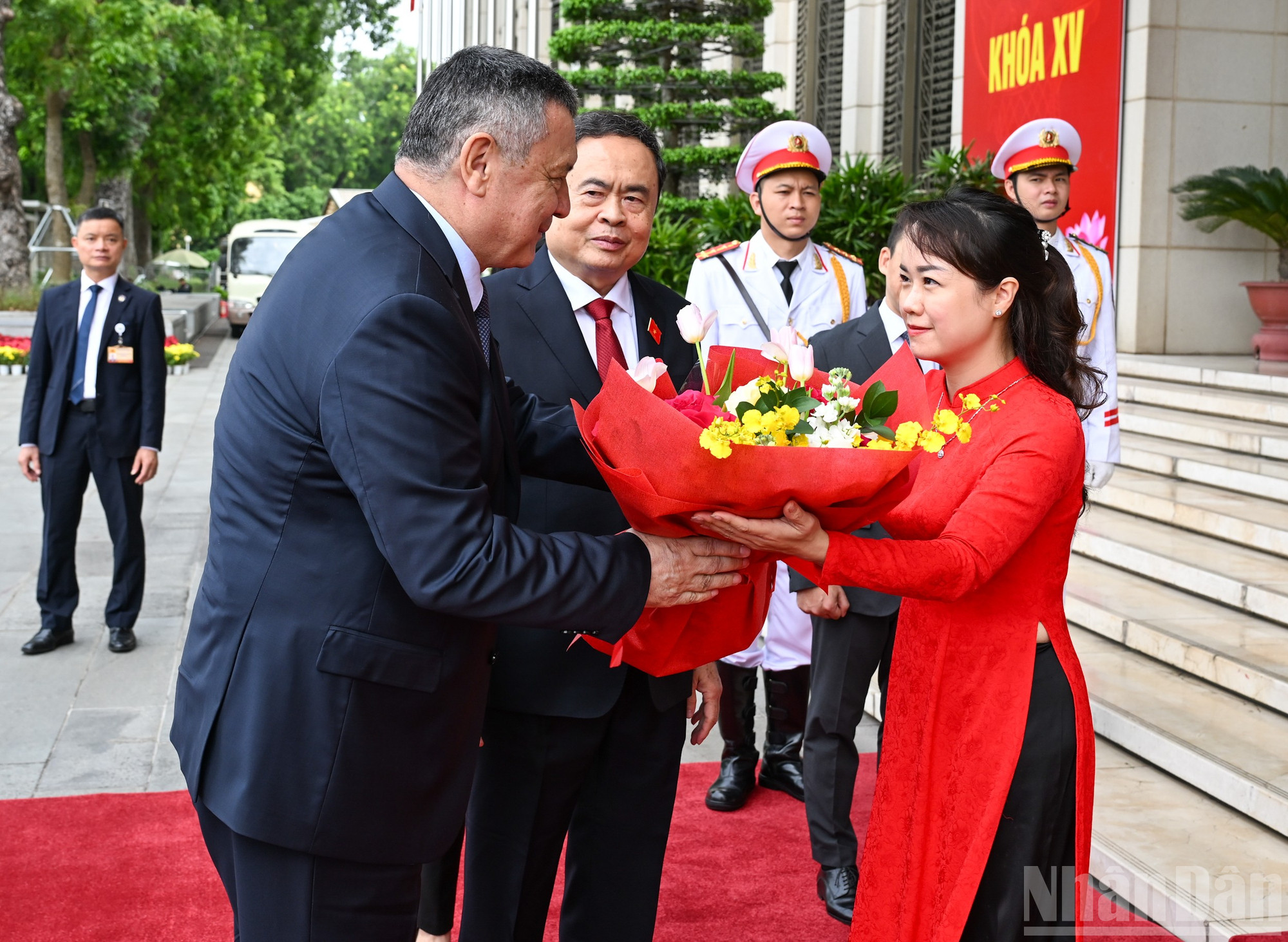 Nhân viên Văn phòng Quốc hội tặng hoa chào mừng Chủ tịch Hạ viện Uzbekistan Nuriddin Ismoilov. (Ảnh: DUY LINH) ndo_br_bnd-2569.jpg