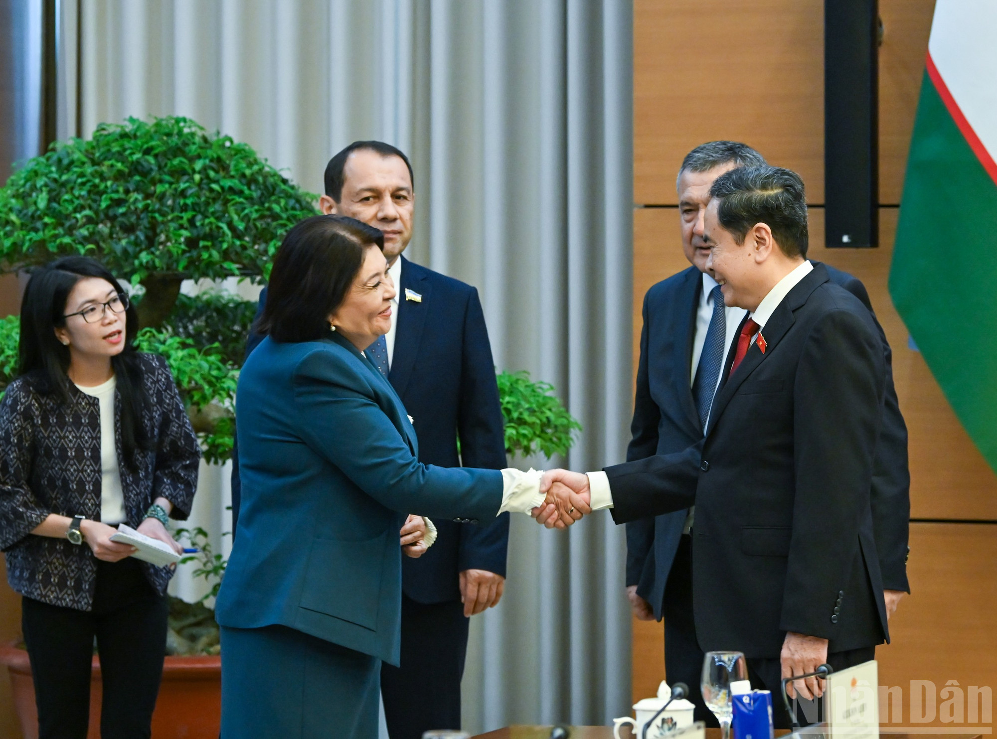 Chủ tịch Quốc hội Trần Thanh Mẫn với các đại biểu Quốc hội Uzbekistan. (Ảnh: DUY LINH) ndo_br_bnd-2630.jpg