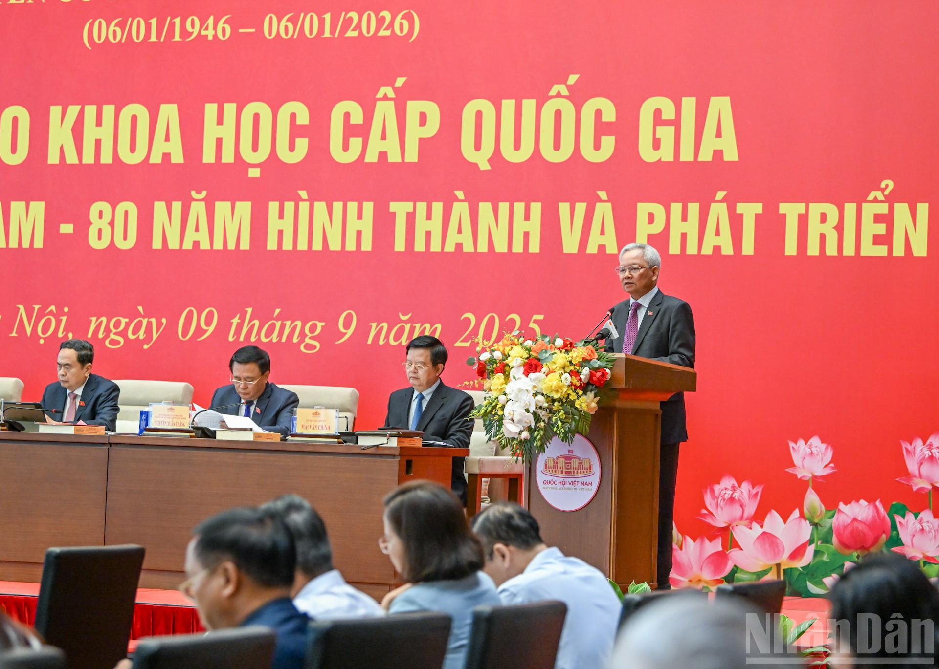 Phó Chủ tịch Thường trực Hội đồng Lý luận Trung ương Tạ Ngọc Tấn tham luận tại hội thảo. ndo_br_9-1142.jpg