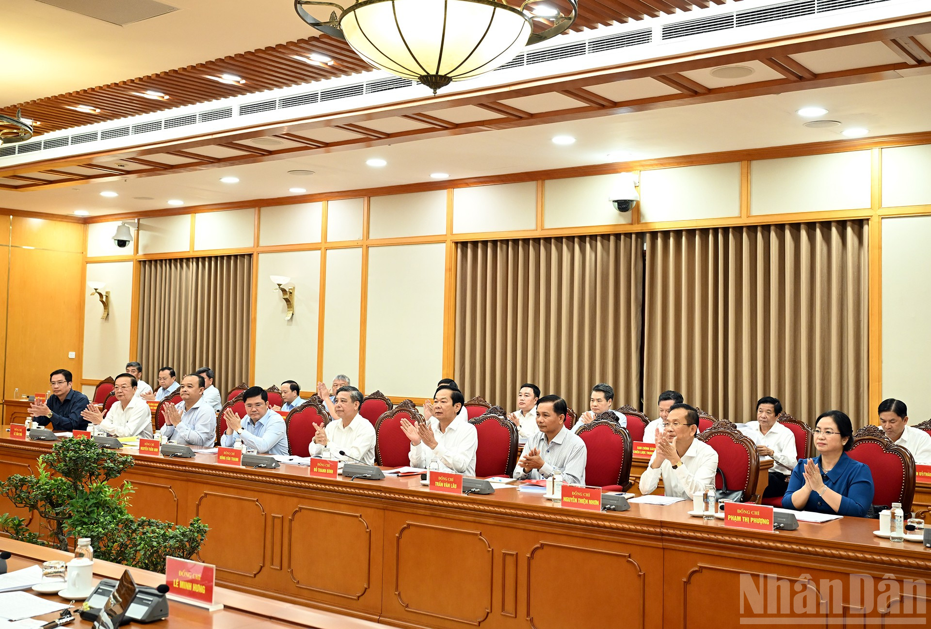 Các đồng chí Ban Thường vụ Thành ủy Cần Thơ dự cuộc làm việc. ndo_br_bnd-9984.jpg