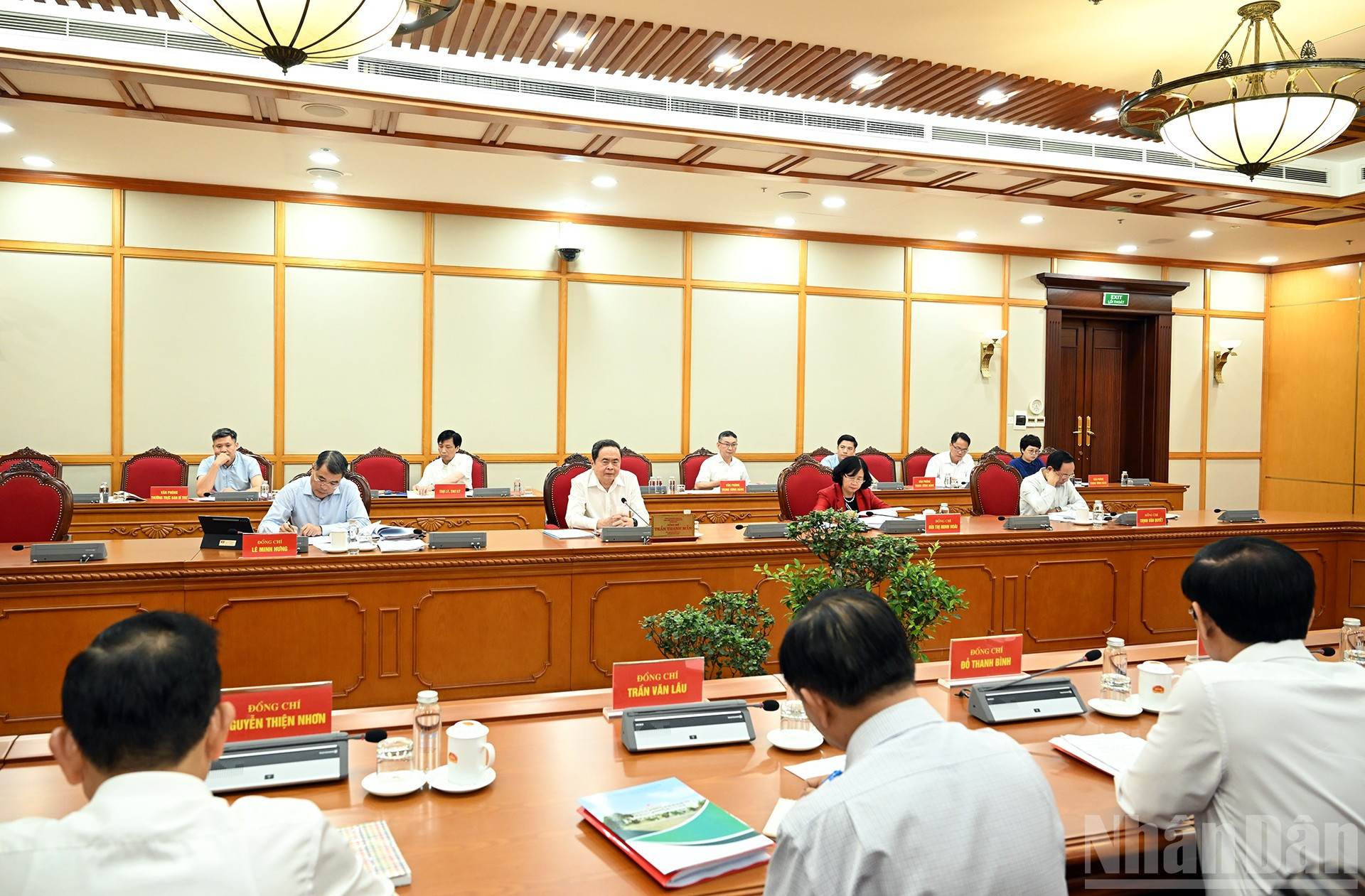 Chủ tịch Quốc hội Trần Thanh Mẫn và các đồng chí Bộ Chính trị, Ban Bí thư dự và chủ trì cuộc làm việc. ndo_br_bnd-0012.jpg