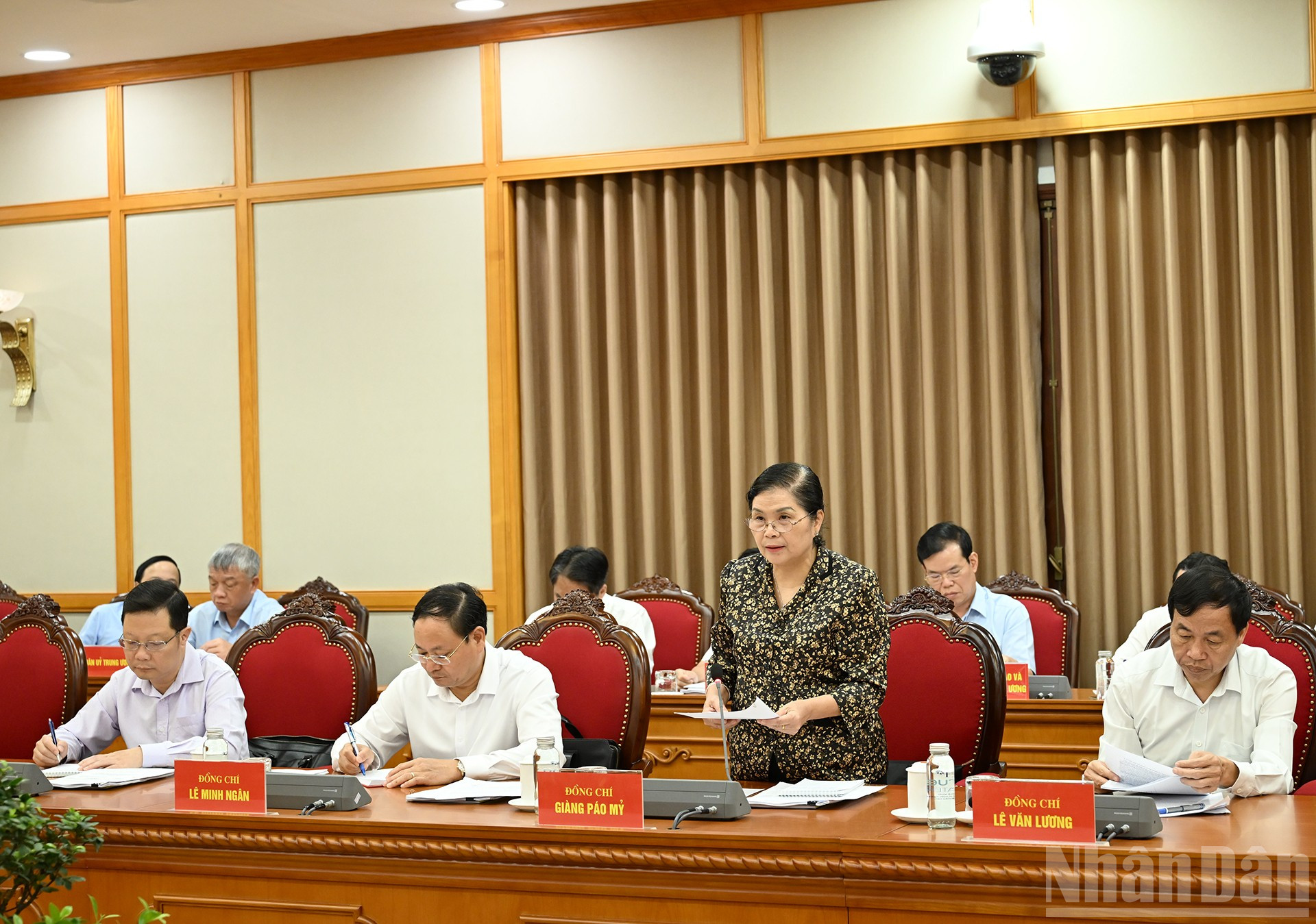 Bí thư Tỉnh ủy Lai Châu Giàng Páo Mỷ báo cáo tại cuộc làm việc. ndo_br_5-9904.jpg