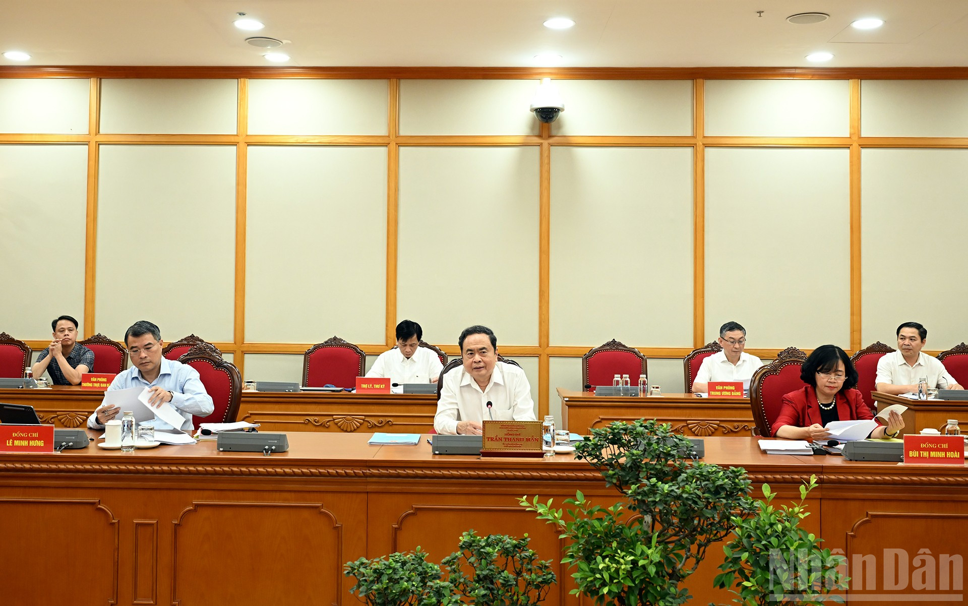 Chủ tịch Quốc hội Trần Thanh Mẫn cùng các đồng chí Bộ Chính trị chủ trì cuộc làm việc. ndo_br_3-9833.jpg
