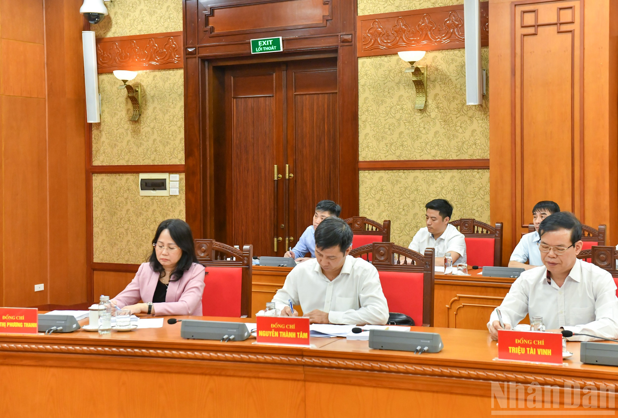 Các đồng chí thành viên Ban Chỉ đạo và các đại biểu dự cuộc họp. (Ảnh: Duy Linh) ndo_br_dsc-8258.jpg