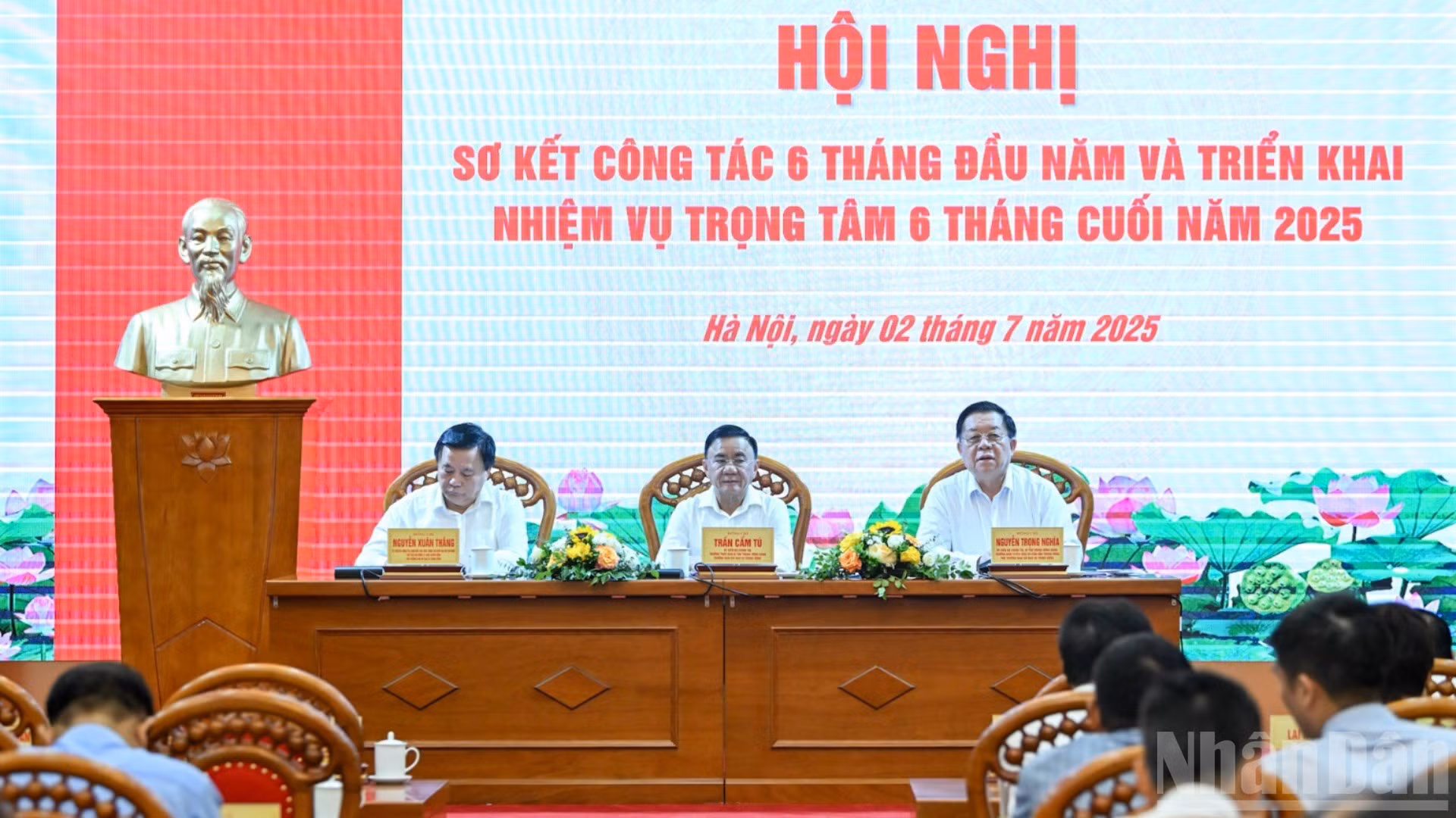 Thường trực Ban Bí thư Trần Cẩm Tú cùng các đồng chí lãnh đạo chủ trì hội nghị.