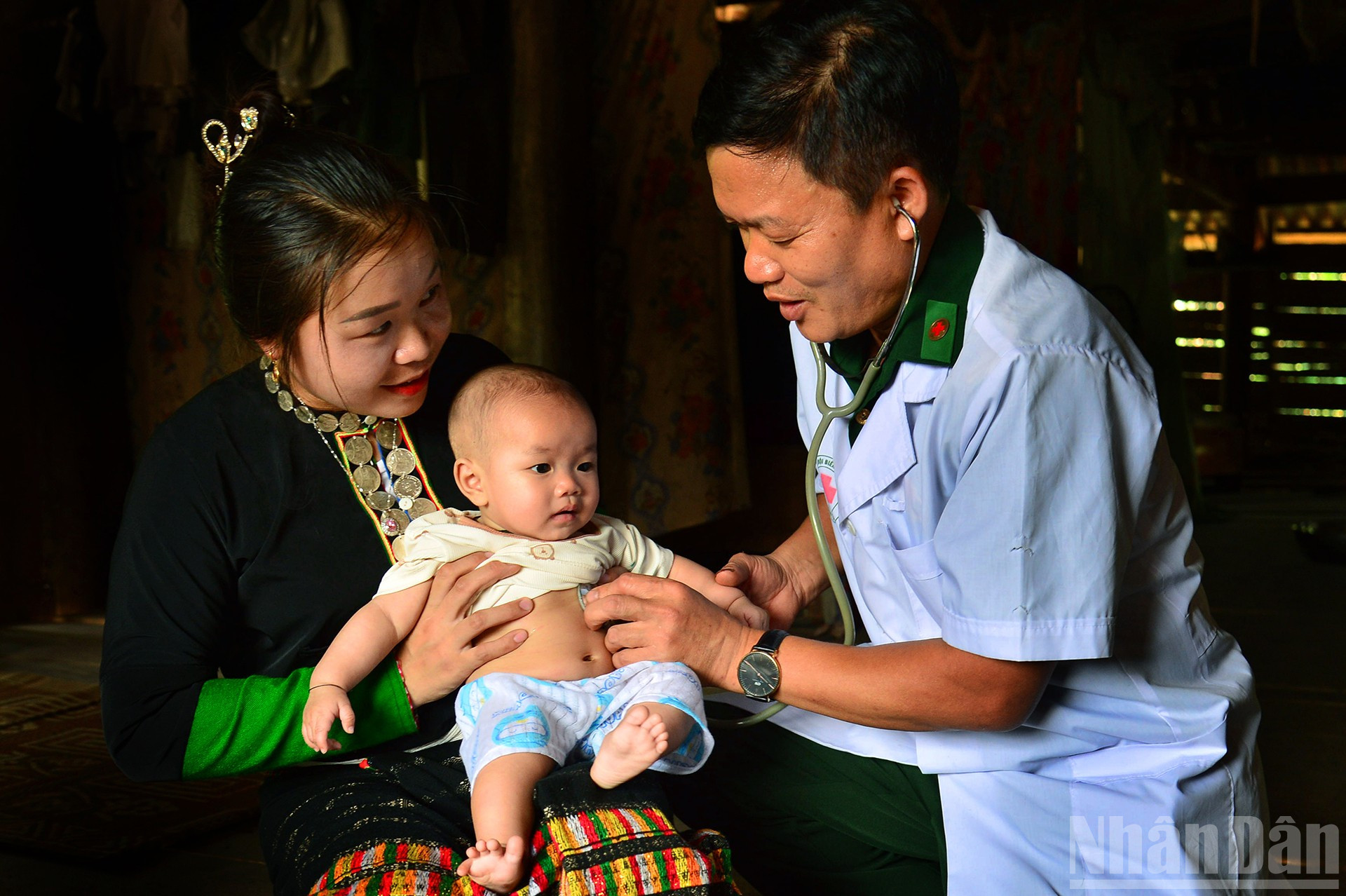 Quân y Biên phòng Nghệ An chăm sóc sức khỏe nhân dân. (Tác giả: PHAN TẤT LÀNH) ndo_br_quan-y-bien-phong-nghe-an-cham-soc-suc-khoe-cho-dan.jpg