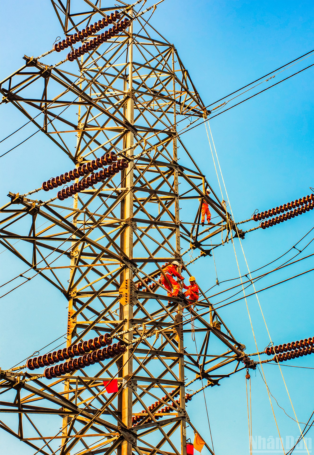 Bảo trì đường dây 220KV. (Tác giả: VŨ THẾ HIỀN) ndo_br_sc24-10.jpg