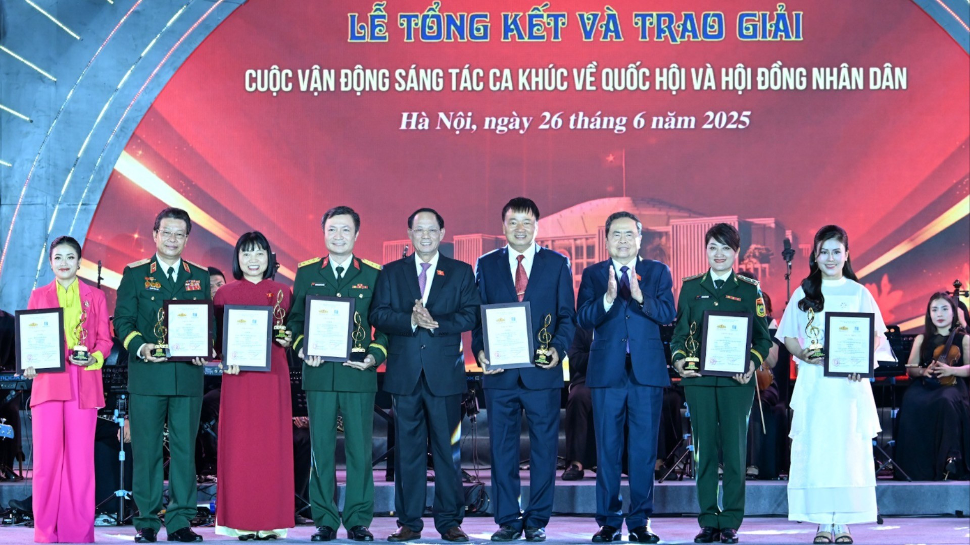 Chủ tịch Quốc hội Trần Thanh Mẫn và Phó Chủ tịch Quốc hội Trần Quang Phương trao biểu trưng và chứng nhận cho tác giả, nhóm tác giả đoạt giải B.