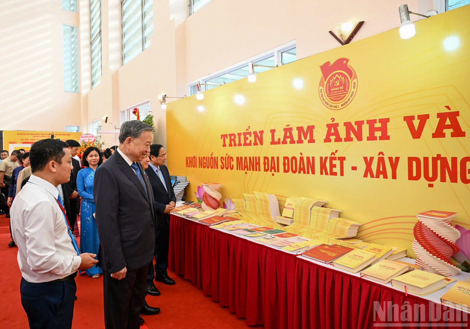 Tổng Bí thư Tô Lâm và các đồng chí lãnh đạo Đảng, Nhà nước và các đại biểu tham quan Triển lãm tại Đại hội. ndo_br_4-3288.jpg