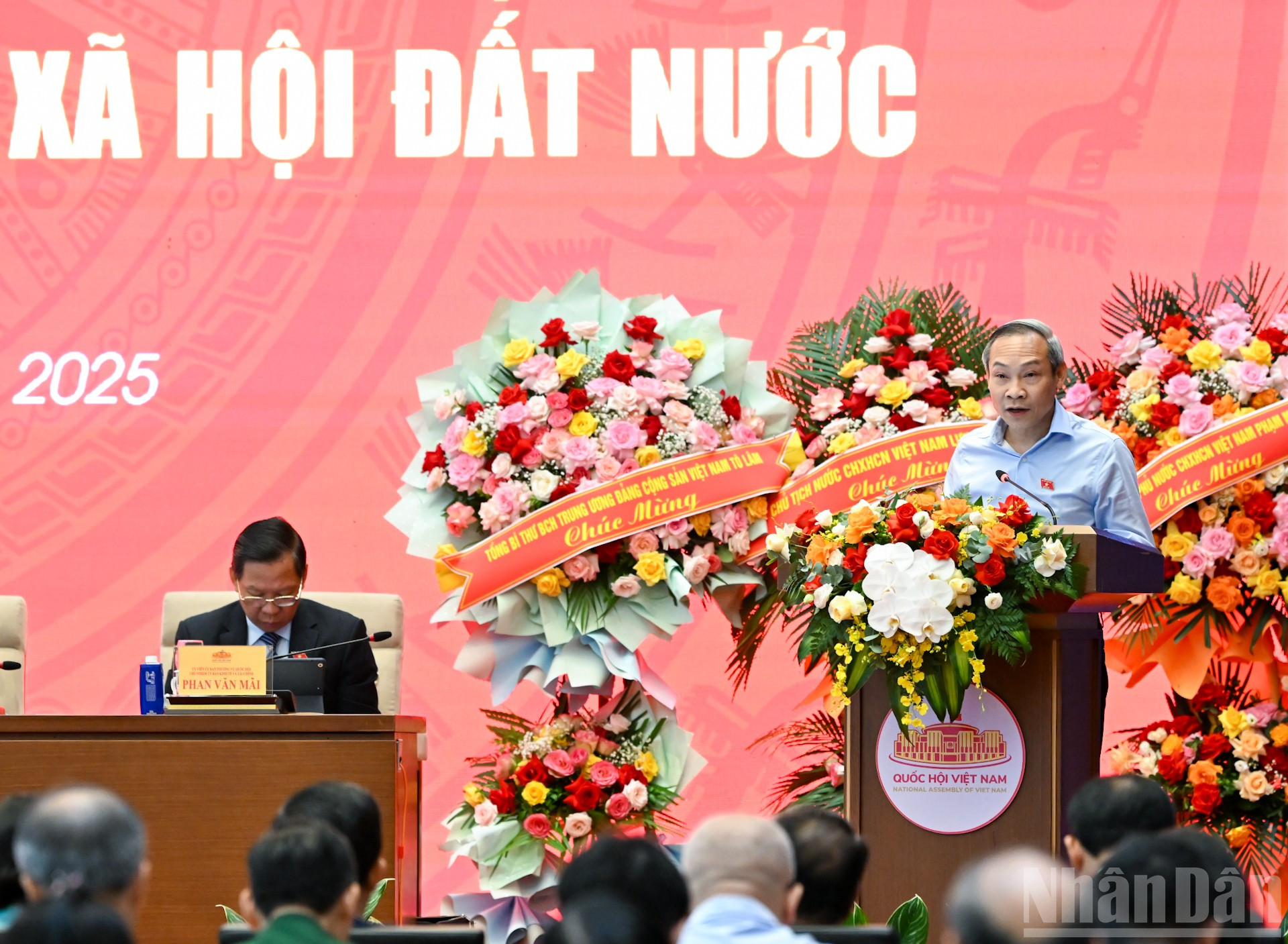 Đại biểu Phan Đức Hiếu, Ủy ban Kinh tế và Tài chính trình bày tham luận. ndo_br_9-4092.jpg