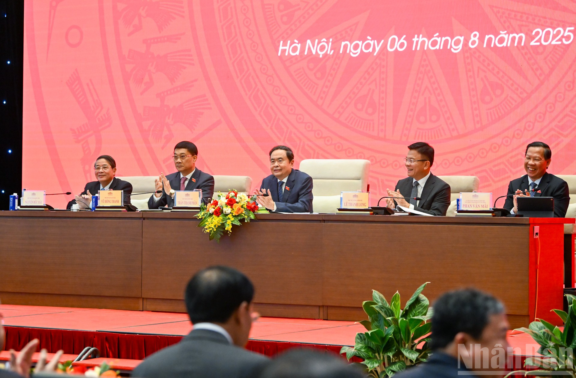Chủ tọa điều hành phiên chuyên đề "Hoạt động giám sát của Quốc hội góp phần phát triển kinh tế-xã hội của đất nước" . ndo_br_7-4015.jpg