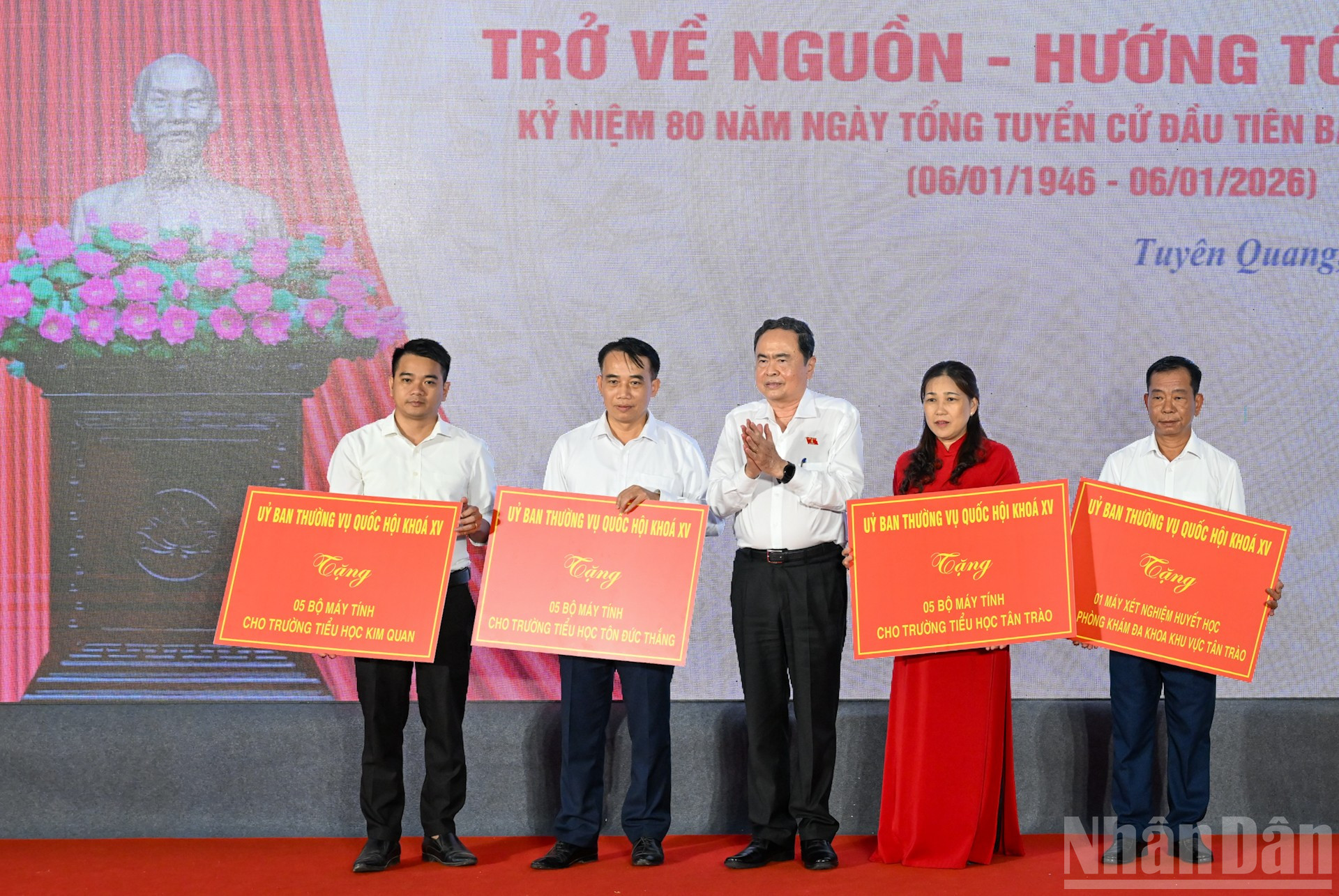 Chủ tịch Quốc hội Trần Thanh Mẫn trao 15 bộ máy tính cho 3 trường Tiểu học trên địa bàn xã Tân Trào và 1 máy xét nghiệm huyết học cho Phòng khám đa khoa khu vực Tân Trào.