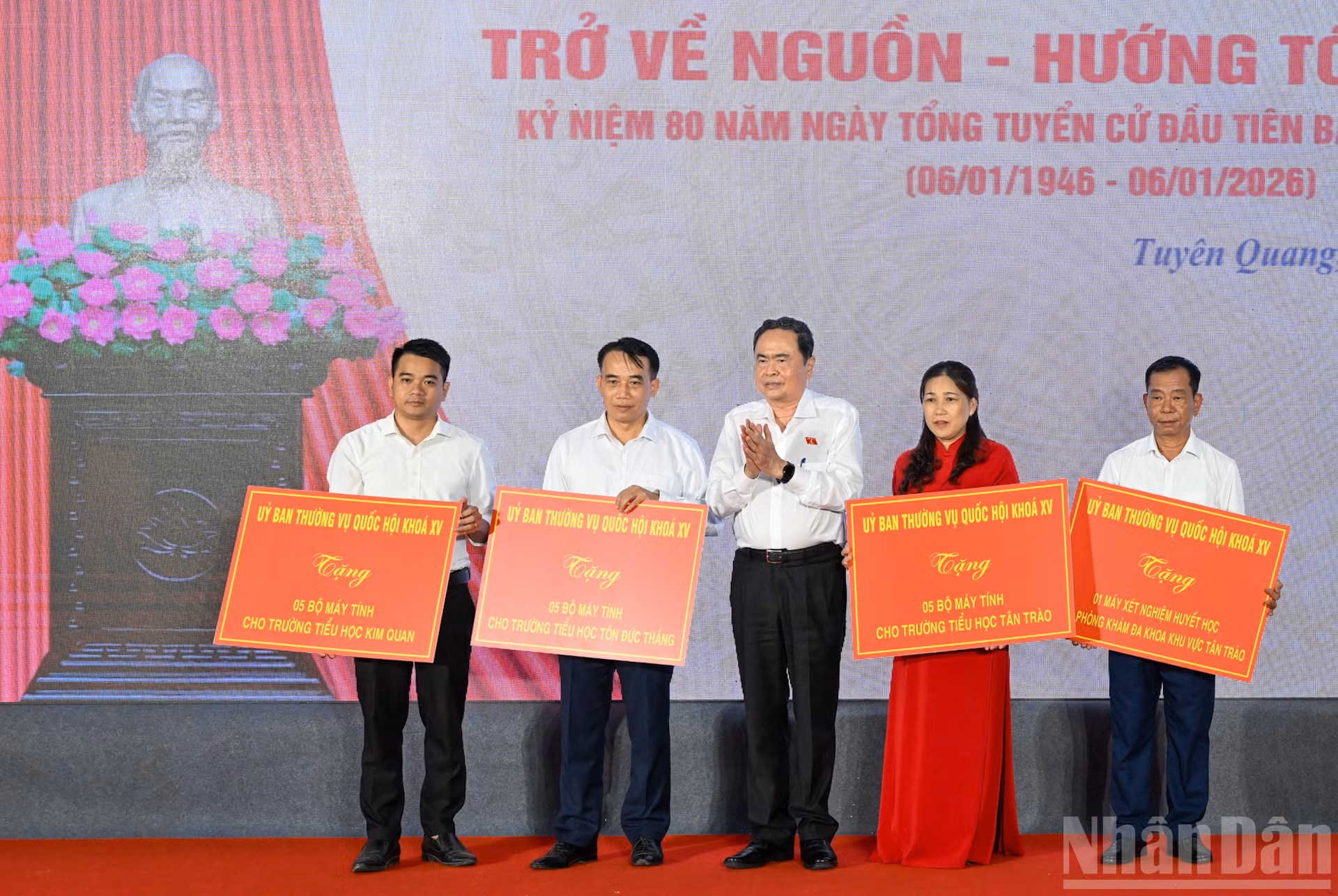 Chủ tịch Quốc hội Trần Thanh Mẫn trao 15 bộ máy tính cho 3 trường Tiểu học trên địa bàn xã Tân Trào và 1 máy xét nghiệm huyết học cho Phòng khám đa khoa khu vực Tân Trào.
