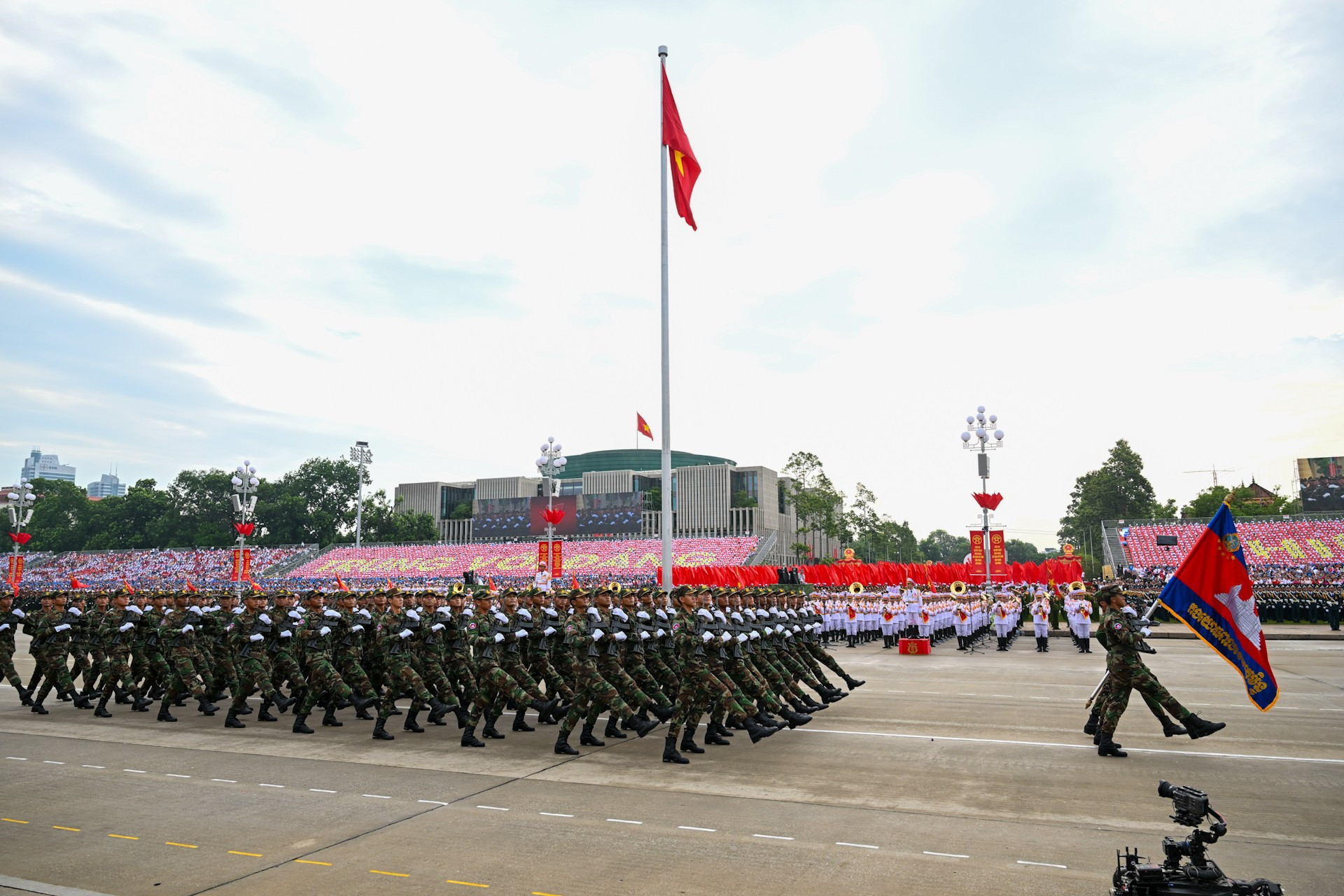 Trước đó, đoàn Quân đội Hoàng gia Campuchia đã cùng tham gia 2 buổi hợp luyện và sơ duyệt tại quảng trường Ba Đình. 9-7543.jpg