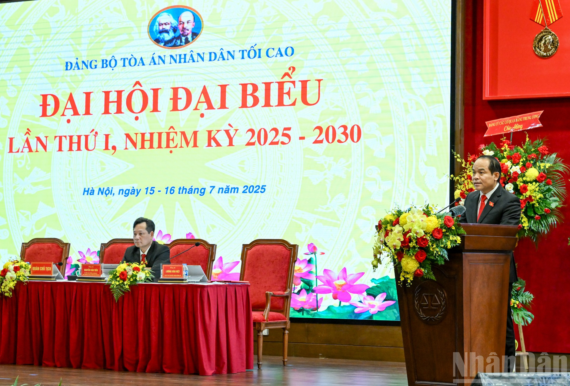 Phó Chánh án Tòa án nhân dân tối Nguyễn Quốc Đoàn trình bày báo cáo tại Đại hội. ndo_br_6-2497.jpg