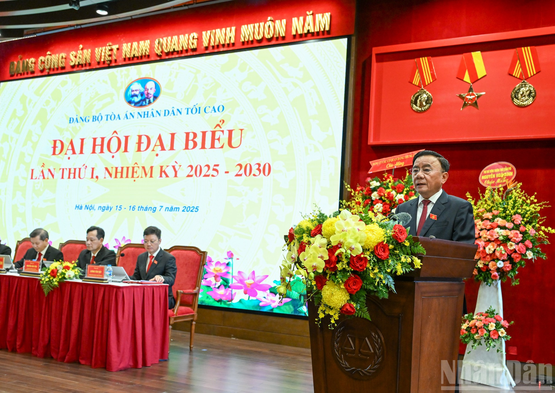 Đồng chí Trần Cẩm Tú, Ủy viên Bộ Chính trị, Thường trực Ban Bí thư, Bí thư Đảng ủy các cơ quan Đảng Trung ương phát biểu chỉ đạo Đại hội. ndo_br_9-2549.jpg