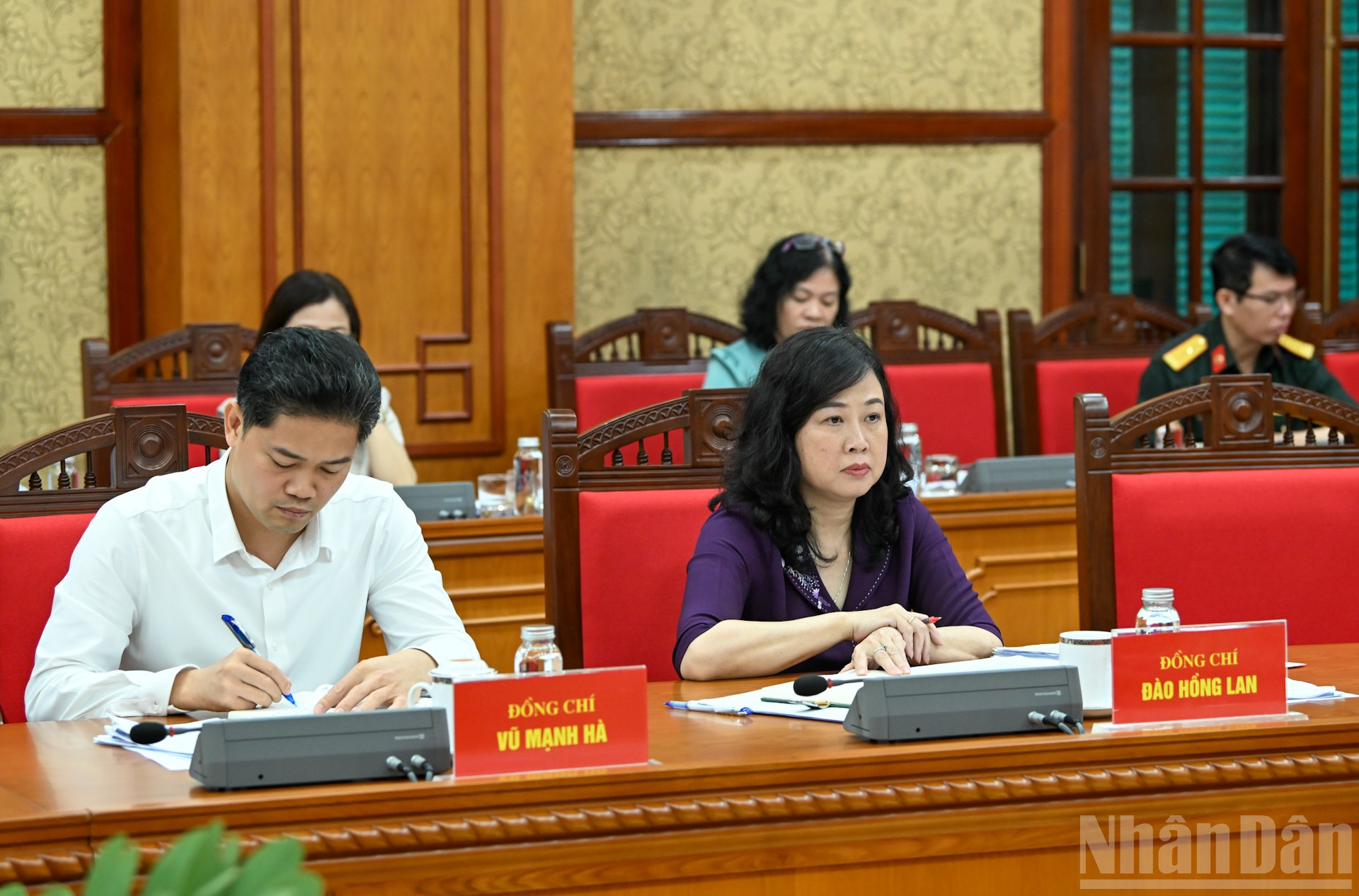 Bộ trưởng Y tế Đào Hồng Lan và các đại biểu dự cuộc làm việc. (Ảnh: DUY LINH) ndo_br_5-8913.jpg