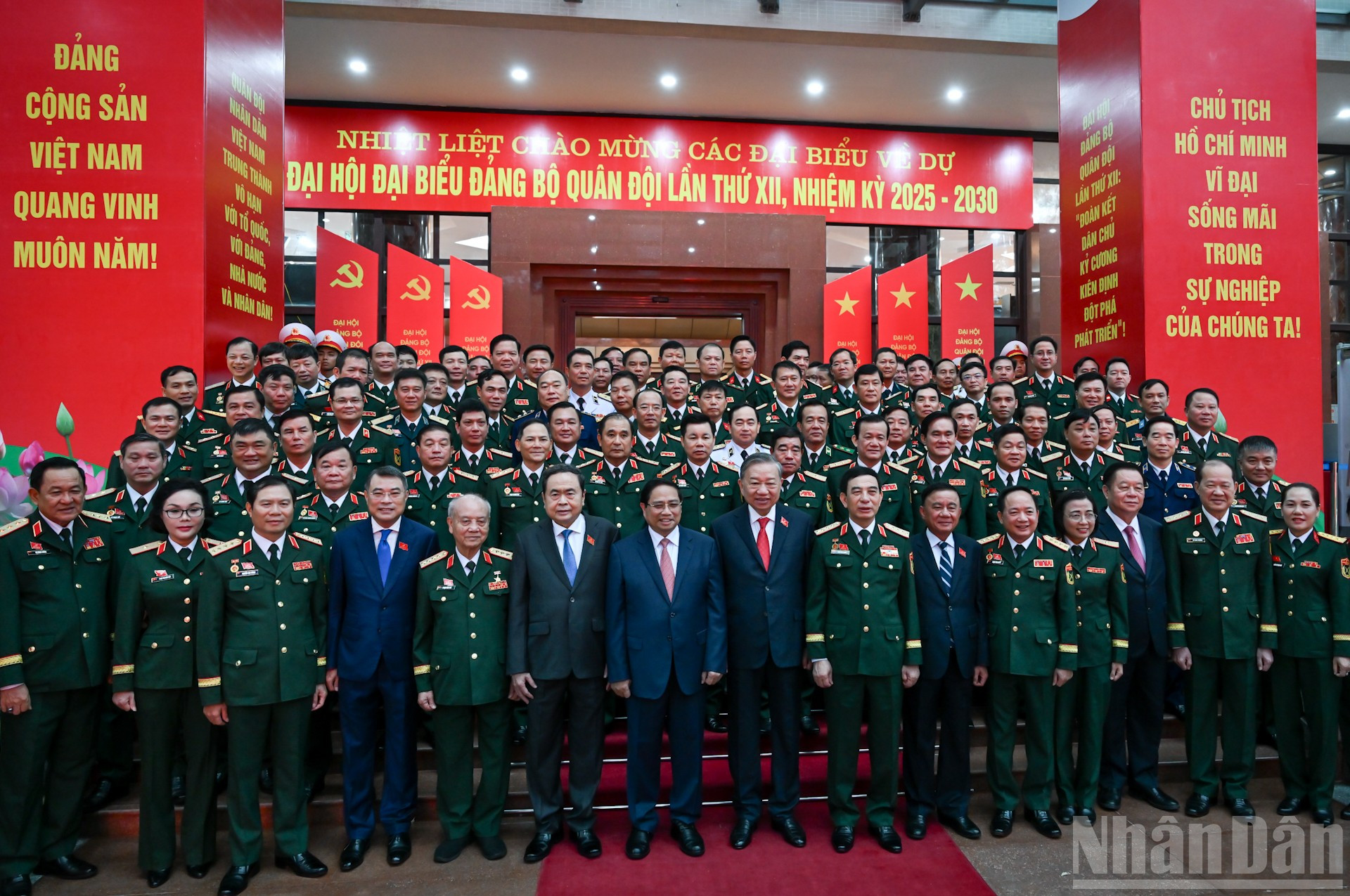Tổng Bí thư Tô Lâm , Thủ tướng Phạm Minh Chính, Chủ tịch Quốc hội Trần Thanh Mẫn, Thường trực Ban Bí thư Trần Cẩm Tú cùng các đồng chí lãnh đạo Đảng, Nhà nước với các đại biểu dự Đại hội. ndo_br_1-7000.jpg