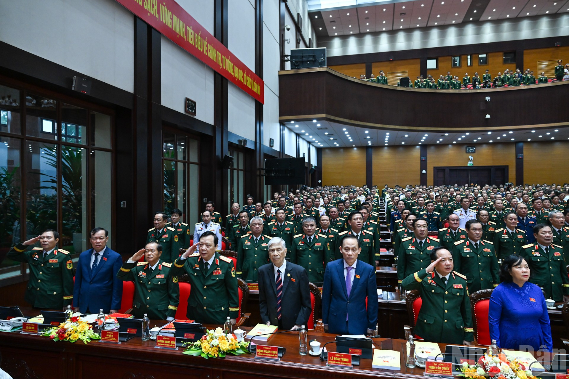 Các đồng chí lãnh đạo, nguyên lãnh đạo Đảng, Nhà nước và các đại biểu thực hiện nghi thức chào cờ. ndo_br_8-7135.jpg
