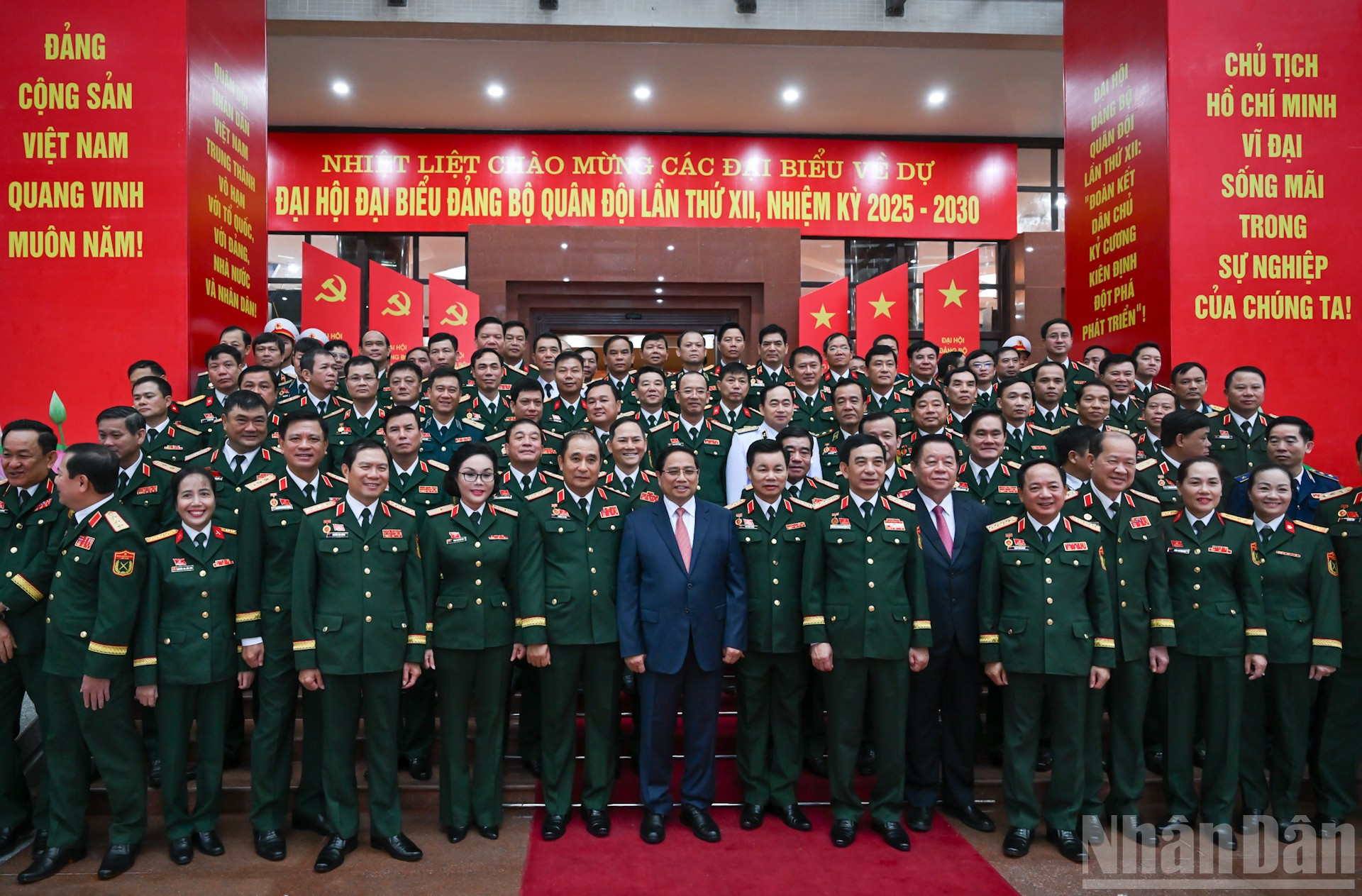 Thủ tướng Phạm Minh Chính với các đại biểu dự Đại hội. ndo_br_2-6964.jpg