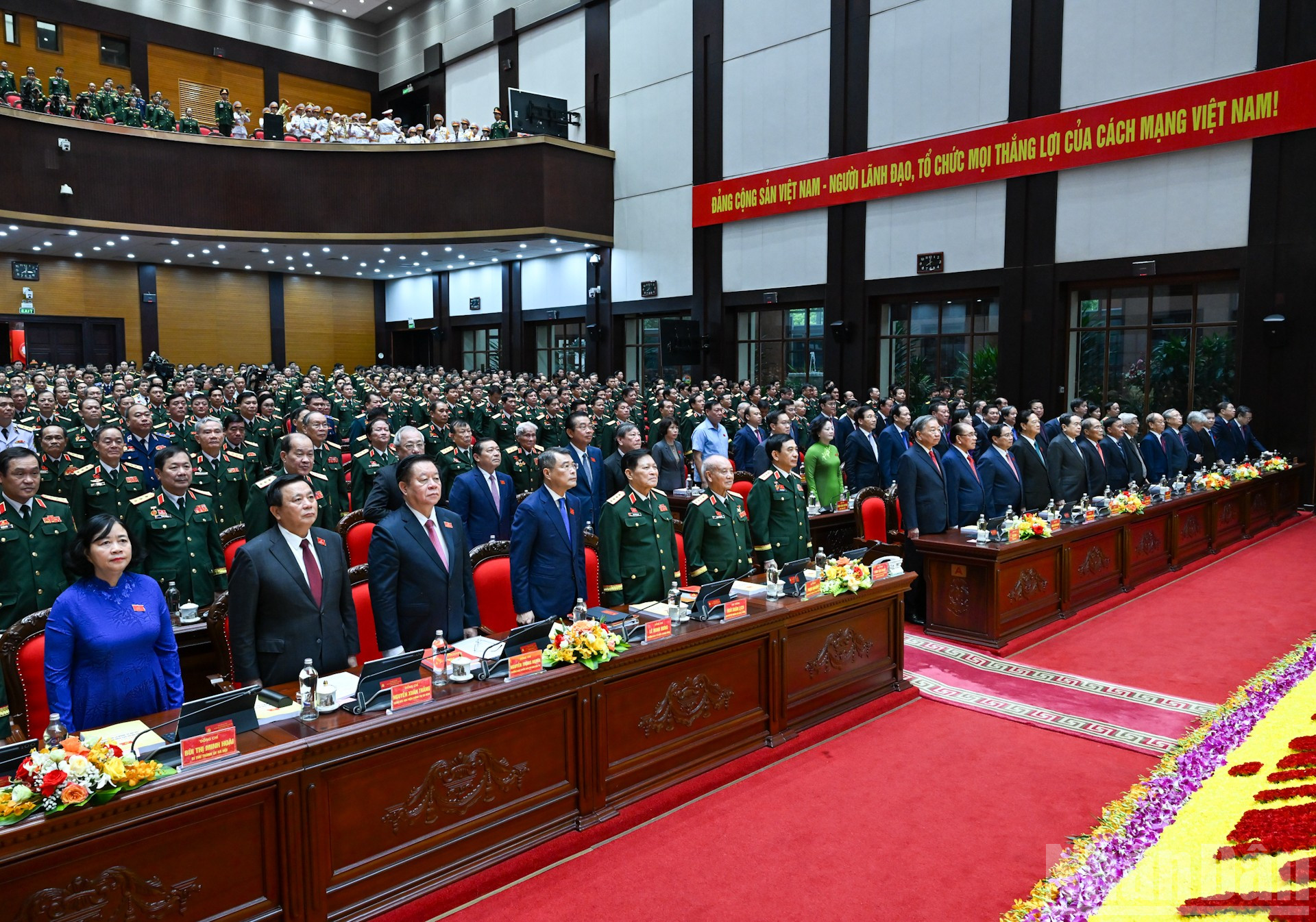 Các đồng chí lãnh đạo, nguyên lãnh đạo Đảng, Nhà nước và các đại biểu thực hiện nghi thức chào cờ. ndo_br_7-7127.jpg