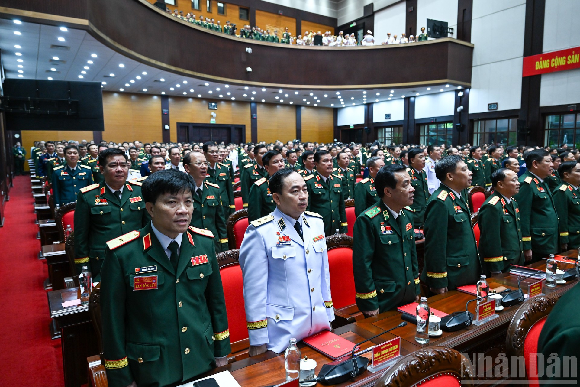 Các đại biểu thực hiện nghi thức chào cờ. ndo_br_9-7145.jpg