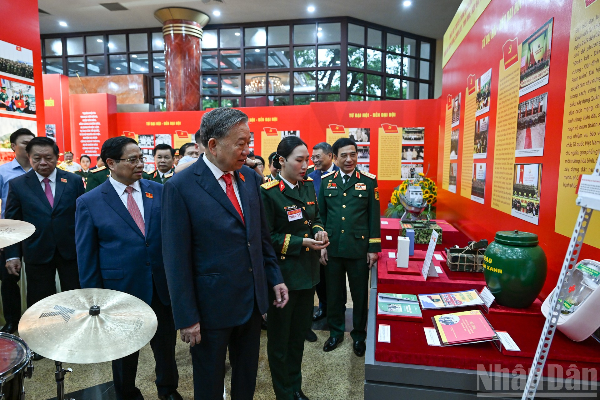 Tổng Bí thư Tô Lâm cùng các đồng chí lãnh đạo Đảng, Nhà nước tham quan trưng bày thành tựu của lực lượng Quân đội tại Đại hội. ndo_br_4-7044.jpg