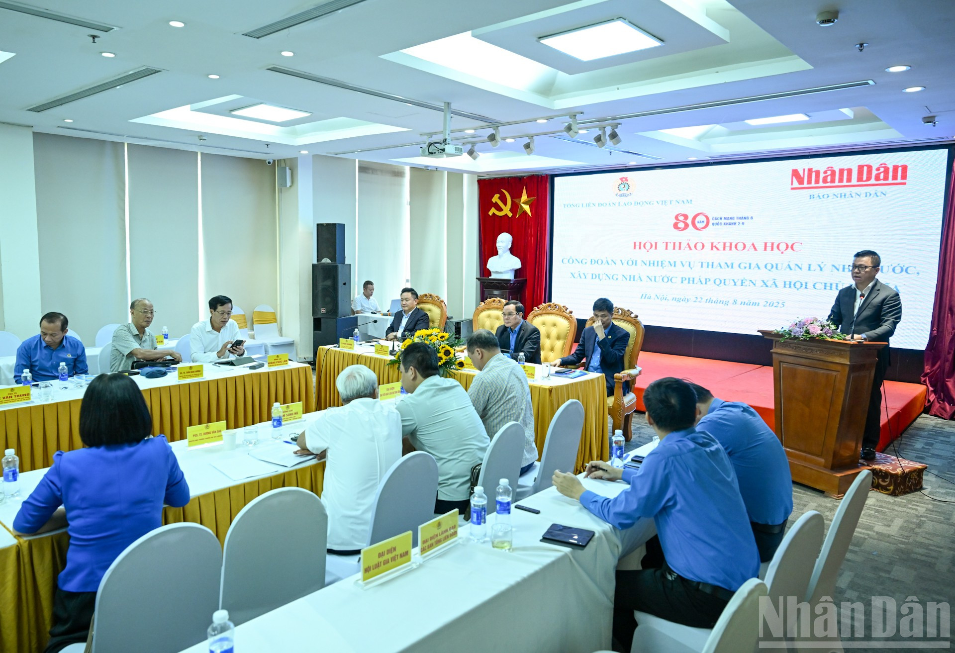 会議風景。 ndo_br_13-6556.jpg