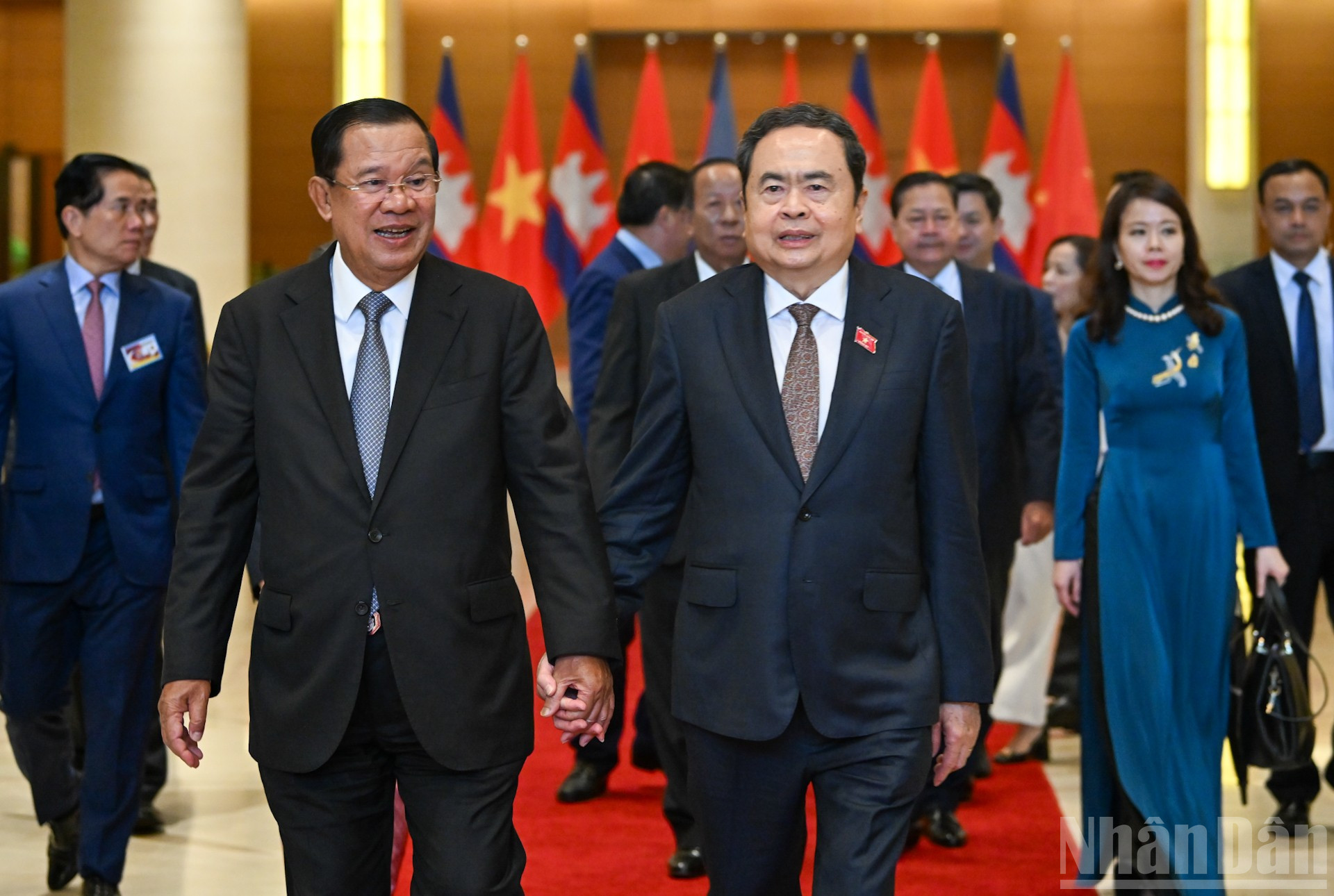 Chủ tịch Quốc hội Trần Thanh Mẫn trao đổi với Chủ tịch Thượng viện Campuchia Hun Sen. ndo_br_12-8891.jpg