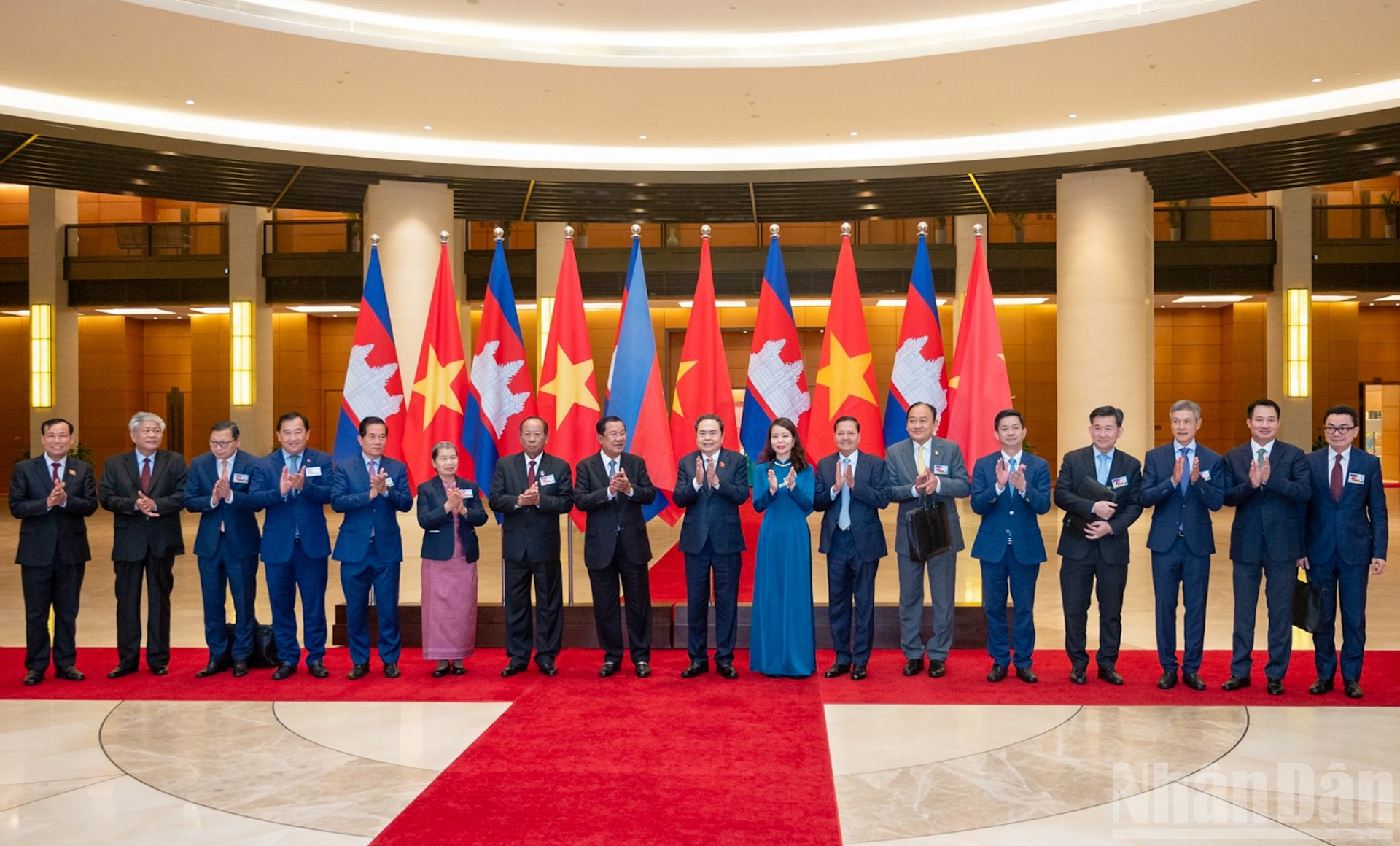 Chủ tịch Quốc hội Trần Thanh Mẫn và Chủ tịch Thượng viện Campuchia Hun Sen cùng đại biểu hai nước tại buổi tiếp. ndo_br_11-0521.jpg