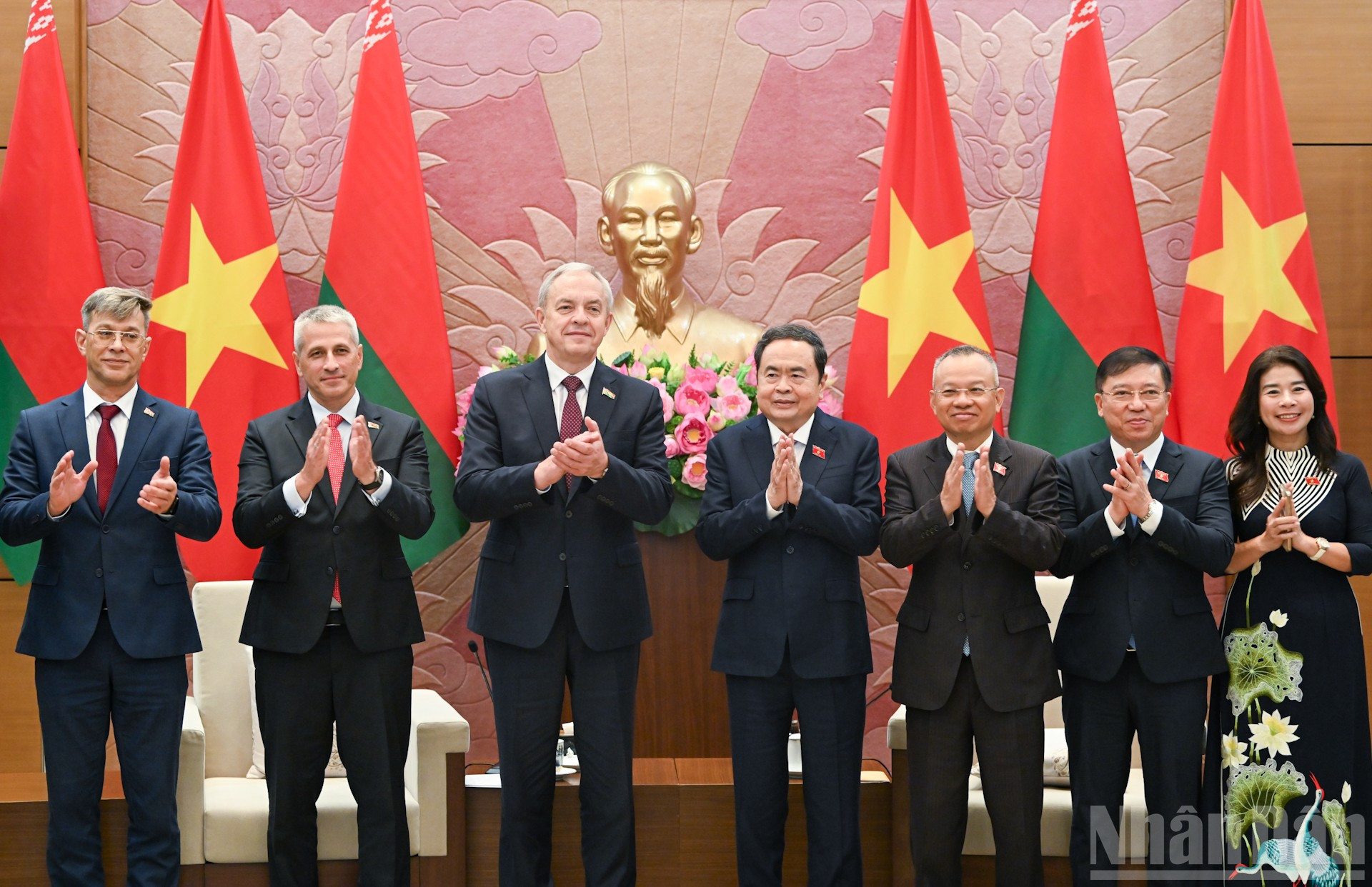 Chủ tịch Quốc hội Trần Thanh và Chủ tịch Hạ viện Cộng hòa Belarus Igor Sergeyenko với đại biểu hai nước tại cuộc tiếp. ndo_br_10-8639.jpg