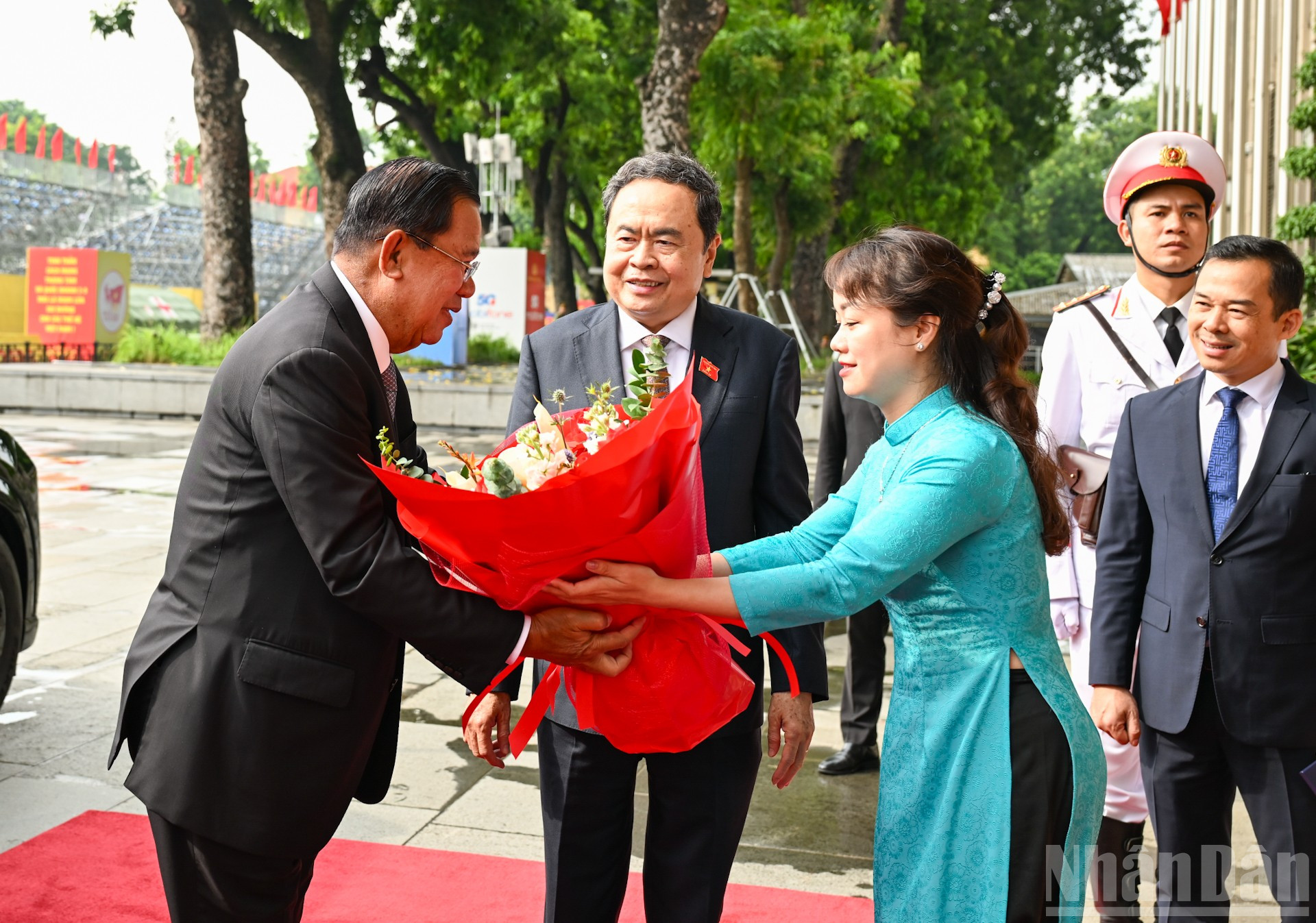 Nhân viên Văn phòng Quốc hội tặng hoa chào mừng Chủ tịch Thượng viện Campuchia Hun Sen. ndo_br_2-8693.jpg