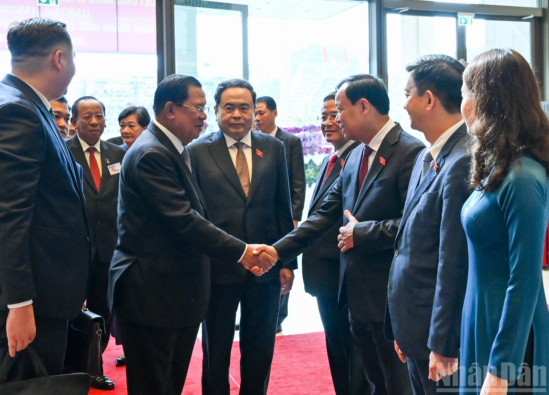 Chủ tịch Quốc hội Trần Thanh Mẫn giới thiệu các đại biểu Việt Nam với Chủ tịch Thượng viện Campuchia Hun Sen. ndo_br_3-8715.jpg