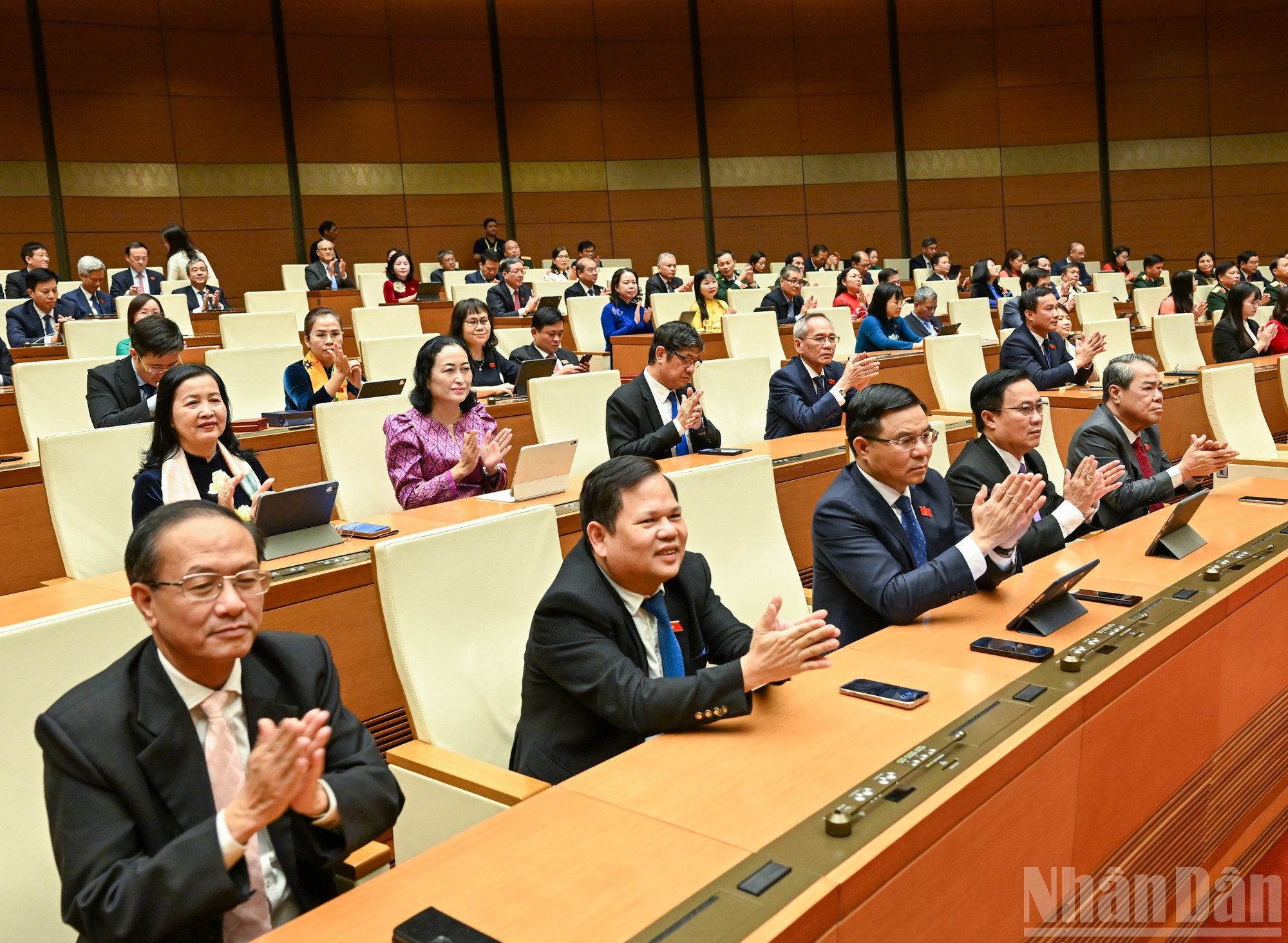 ارکان اسمبلی اختتامی اجلاس میں شریک ہیں۔ (تصویر: DUY LINH) ndo_br_bnd-0340.jpg