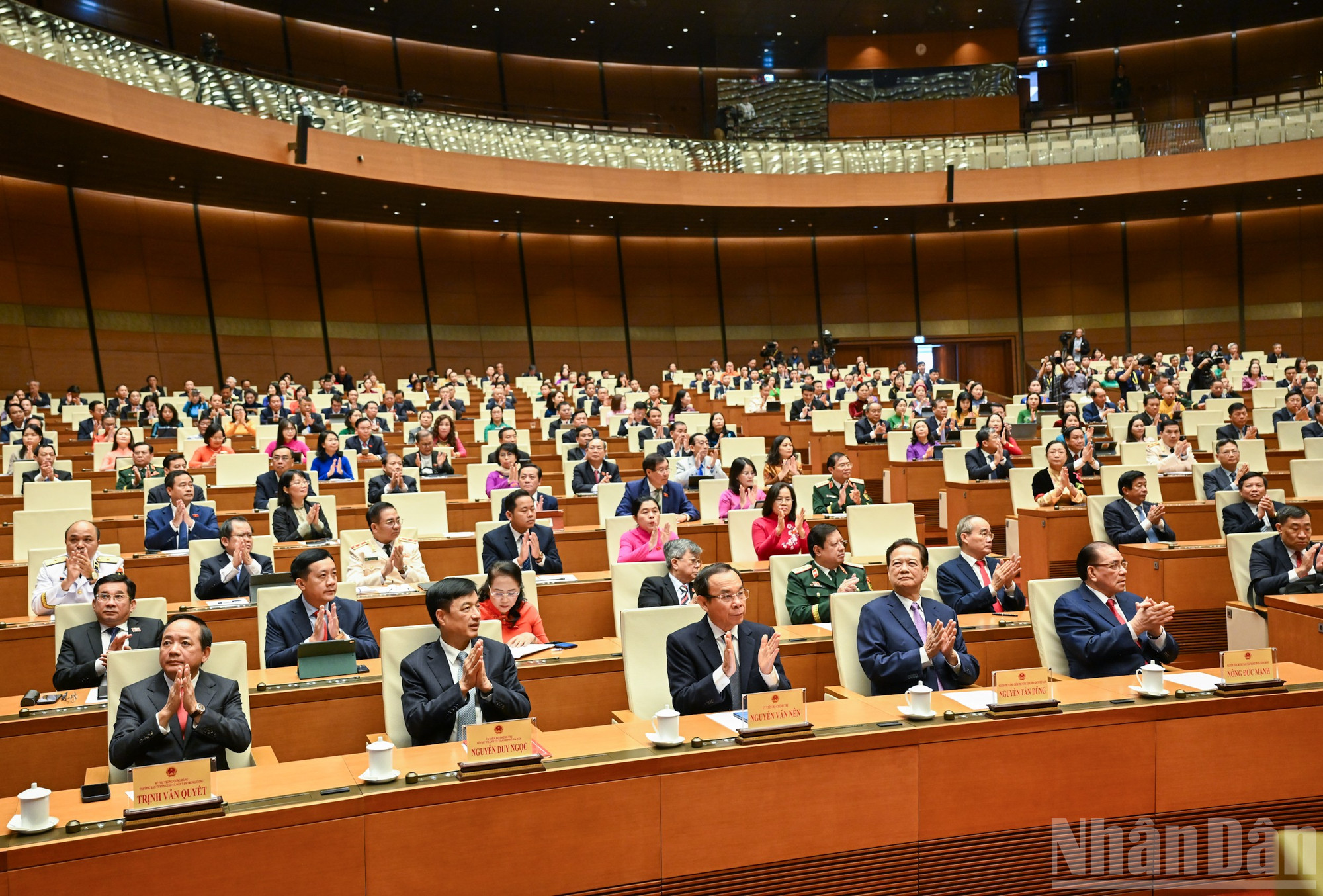 پارٹی اور ریاستی قائدین اور سابق قائدین اختتامی اجلاس میں شریک ہیں۔ (تصویر: DUY LINH) ndo_br_bnd-0273.jpg