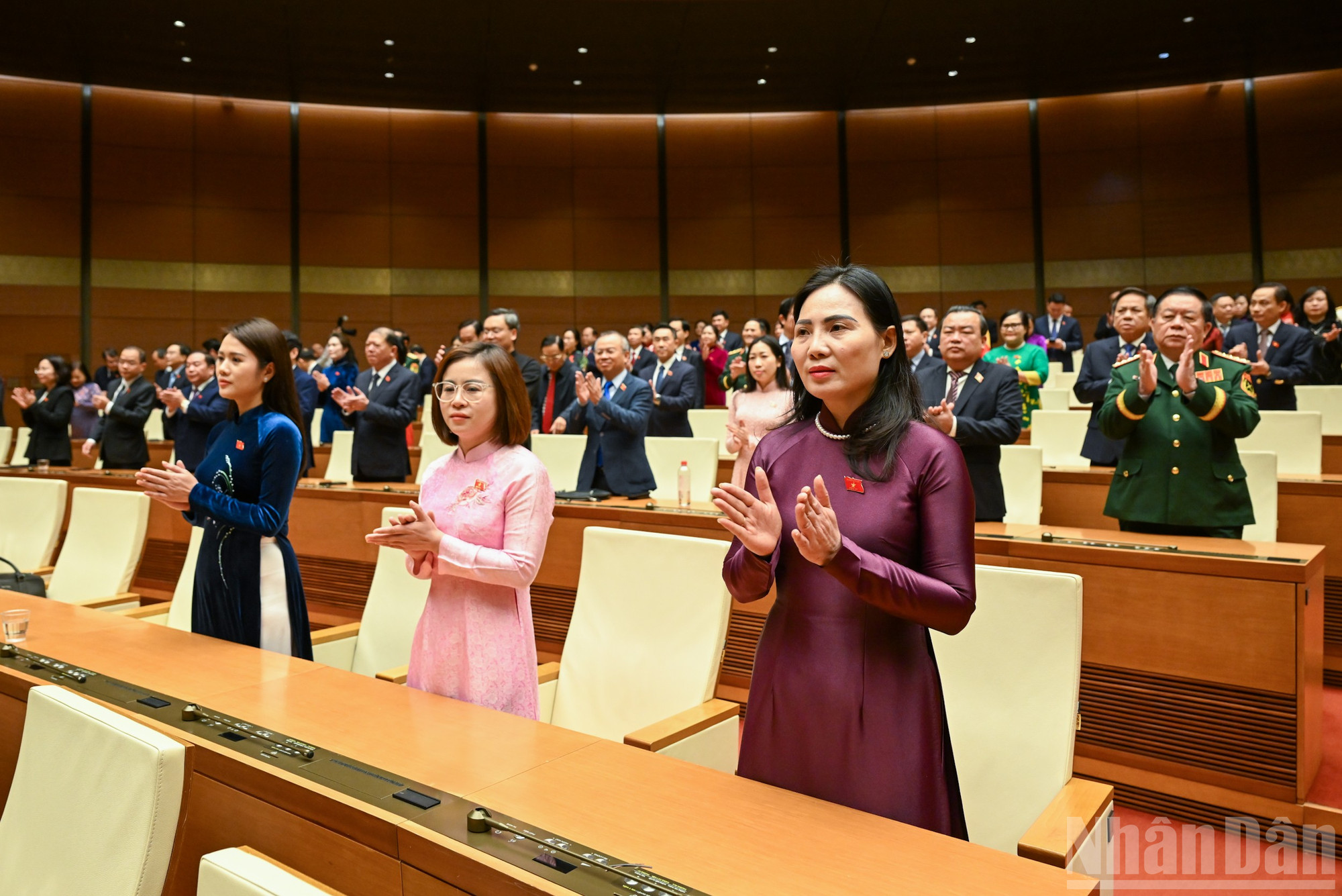 ارکان اسمبلی اختتامی اجلاس میں شریک ہیں۔ (تصویر: DUY LINH) ndo_br_bnd-0416.jpg