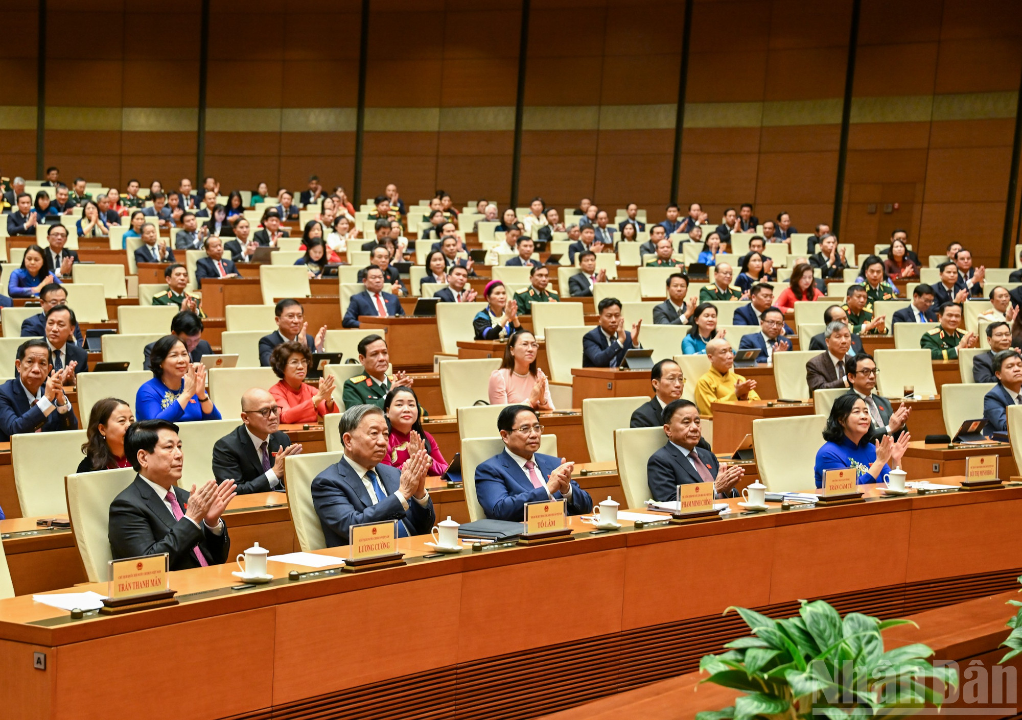 جنرل سکریٹری ٹو لام اور دیگر پارٹی اور ریاستی قائدین اختتامی اجلاس میں شریک ہیں۔ (تصویر: DUY LINH) ndo_br_bnd-0287.jpg