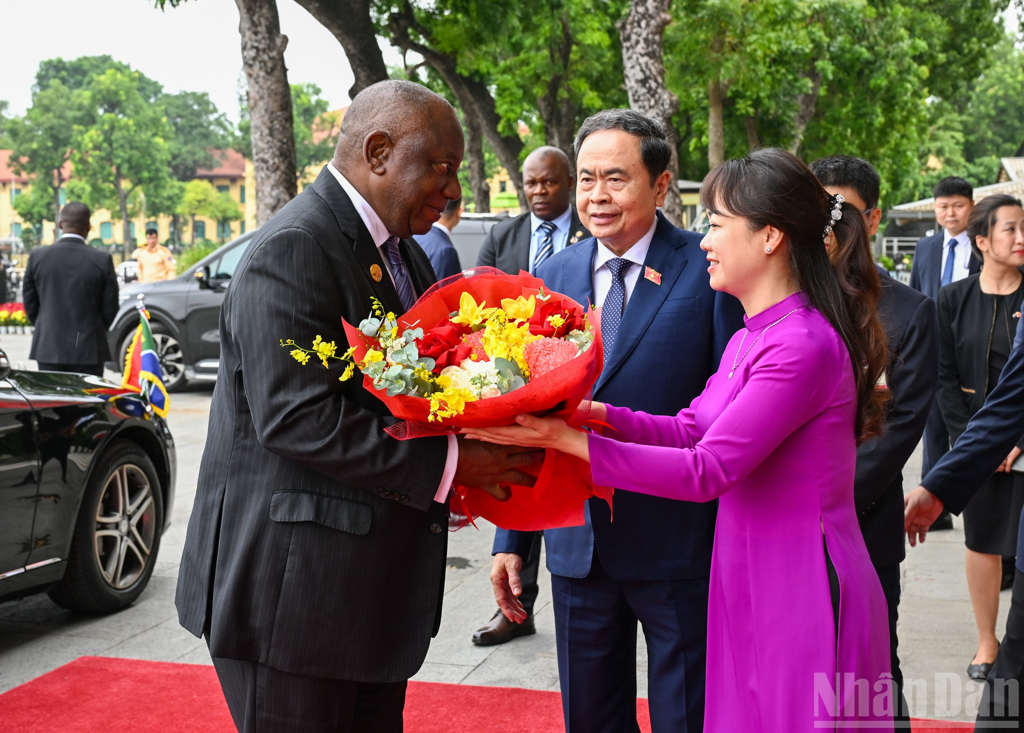 Nhân viên Văn phòng Quốc hội tặng hoa chào mừng Tổng thống Nam Phi Matamela Cyril Ramaphosa. ndo_br_bnd-2169.jpg