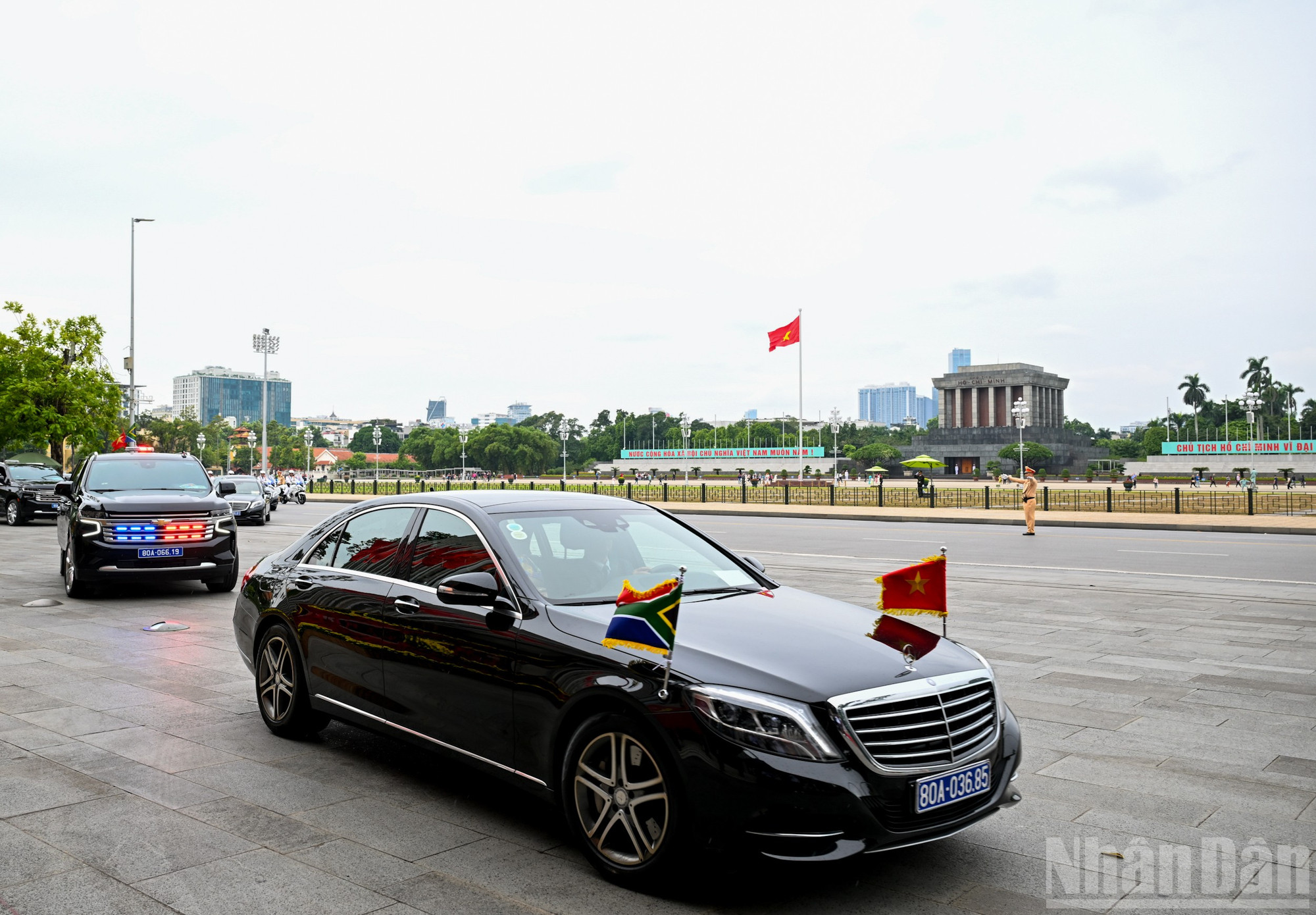 Đoàn xe chở Tổng thống Nam Phi Matamela Cyril Ramaphosa di chuyển trên đường Độc Lập đến Nhà Quốc hội. ndo_br_bnd-2151.jpg