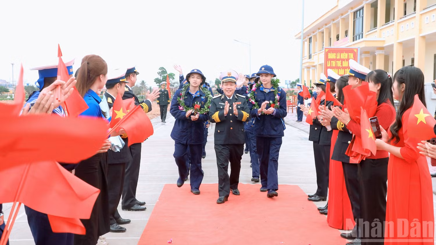 Thủ trưởng Bộ Tư lệnh Vùng 1 Hải quân đón chiến sĩ mới tại Lữ đoàn 147.